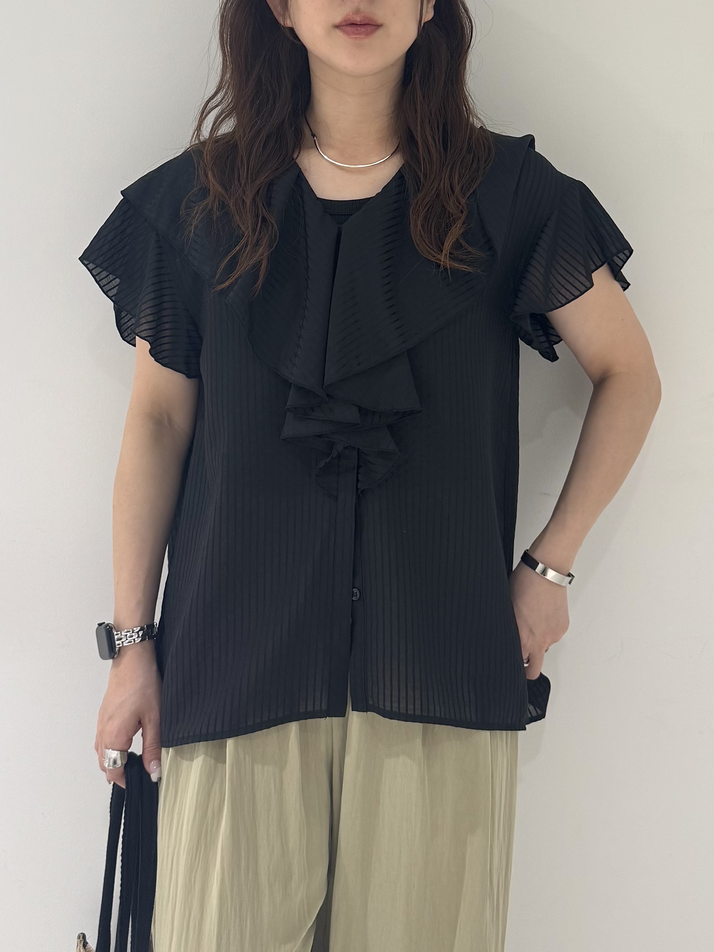 そんさんの「INDIVI｜フリルネックシアーブラウス」を使ったコーディネート
