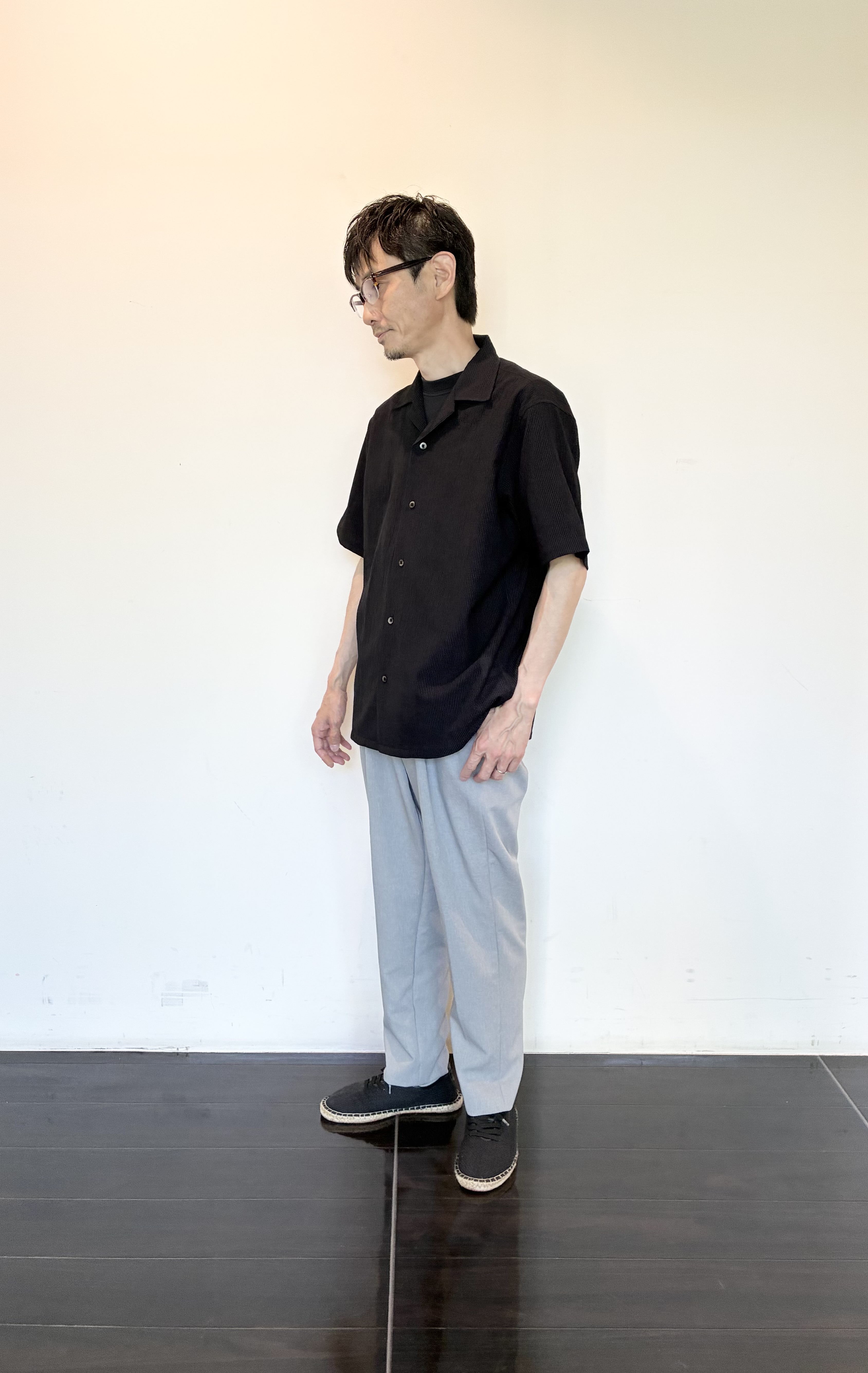 ハセガワさんの「TAKEO KIKUCHI｜リネンライクカルゼイージーパンツ」を使ったコーディネート