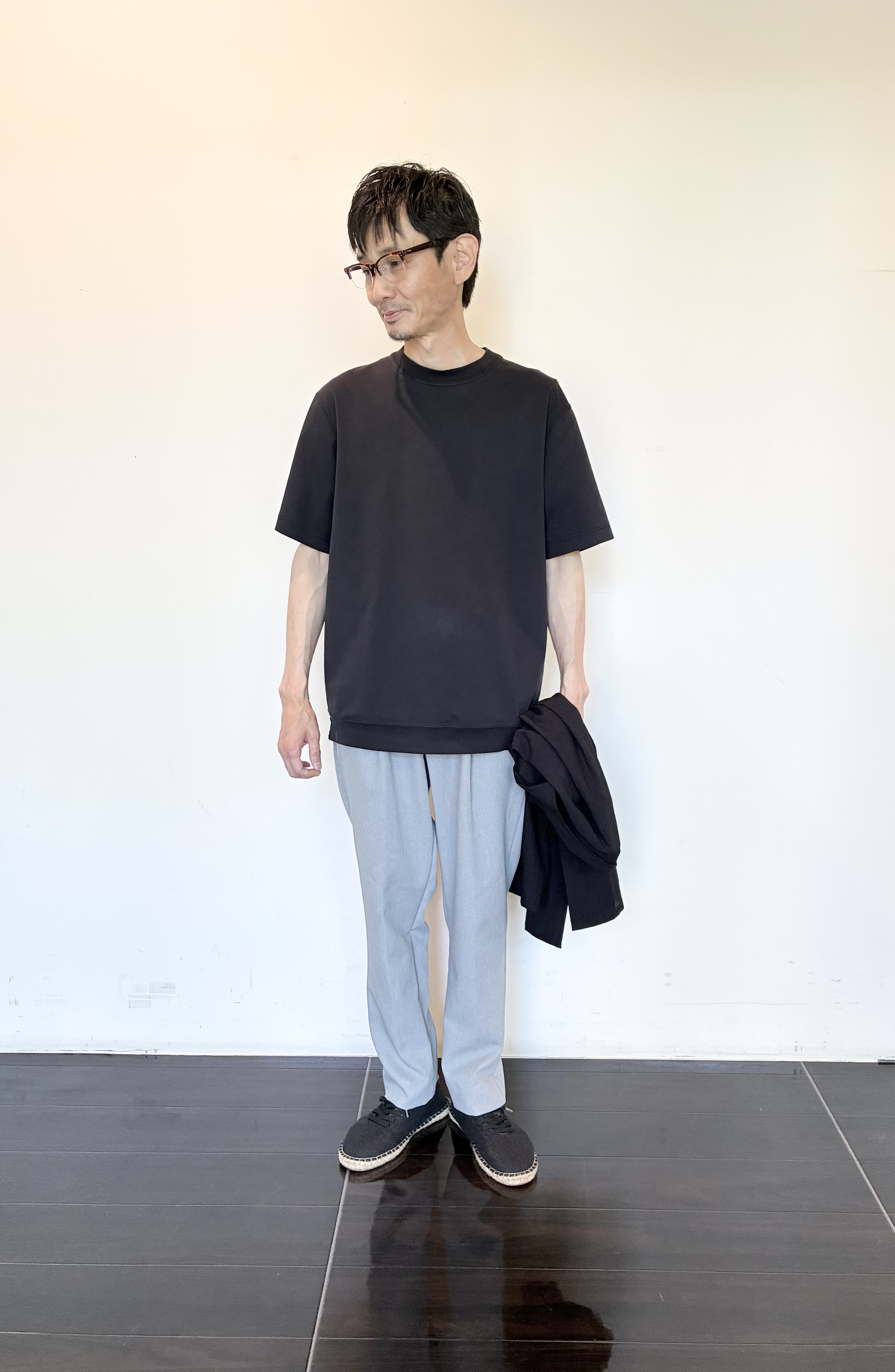 ハセガワさんの「TAKEO KIKUCHI｜リネンライクカルゼイージーパンツ」を使ったコーディネート