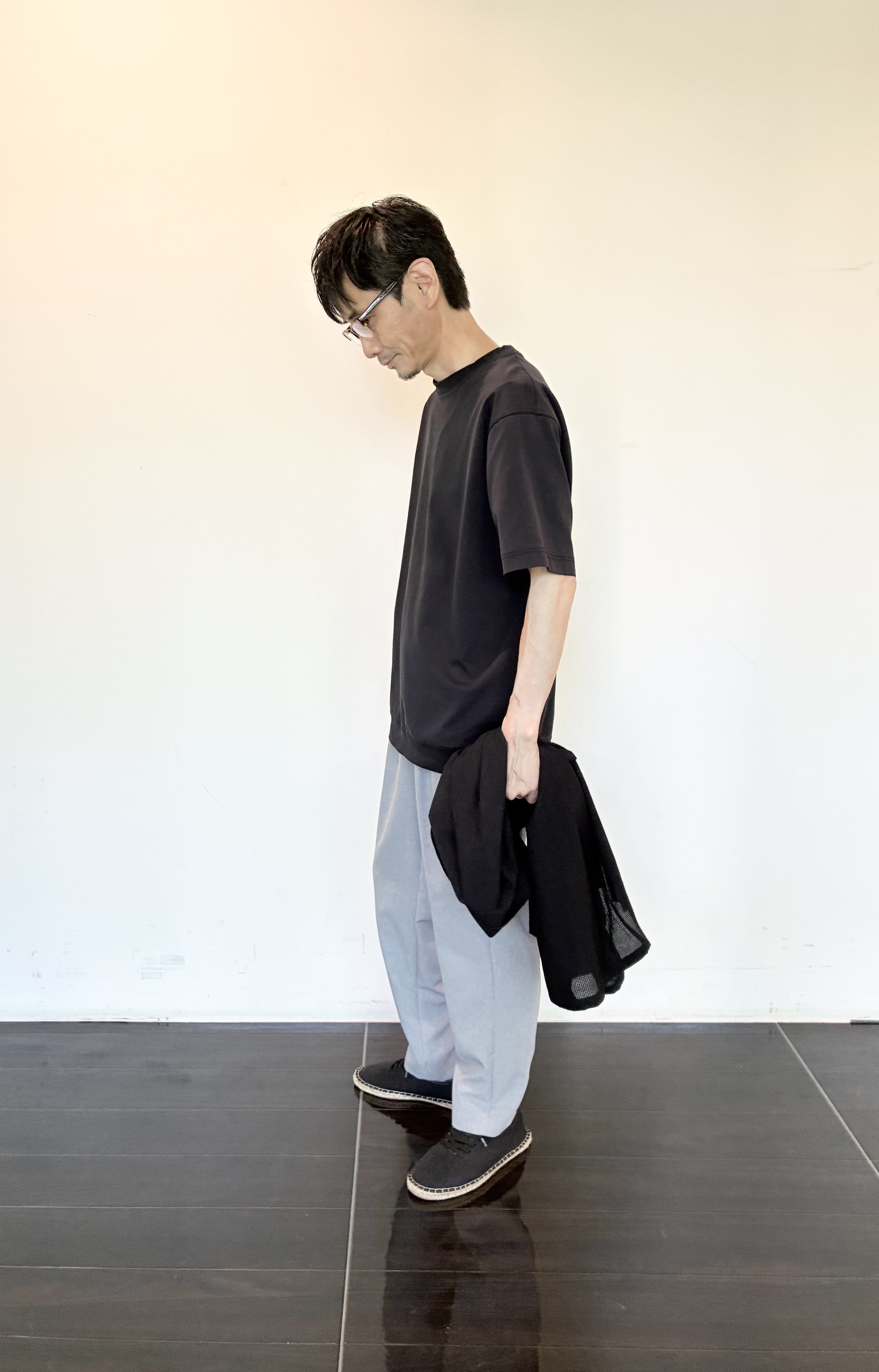 ハセガワさんの「TAKEO KIKUCHI｜リネンライクカルゼイージーパンツ」を使ったコーディネート