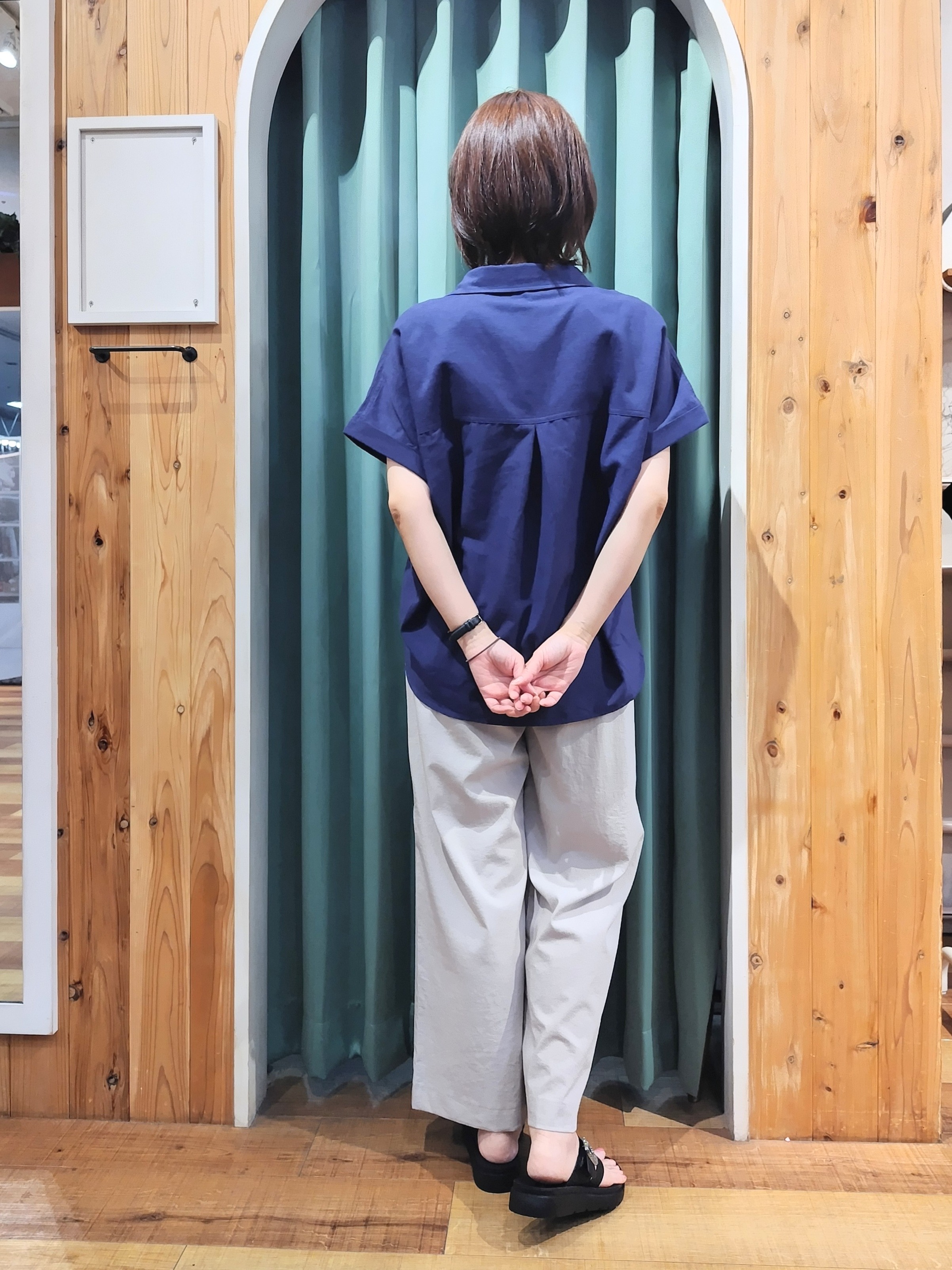 ショーコラさんの「SHOO･LA･RUE｜【UV/吸水速乾/抗菌防臭】インせず着られる フレンチリネンスキッパーシャツ」を使ったコーディネート