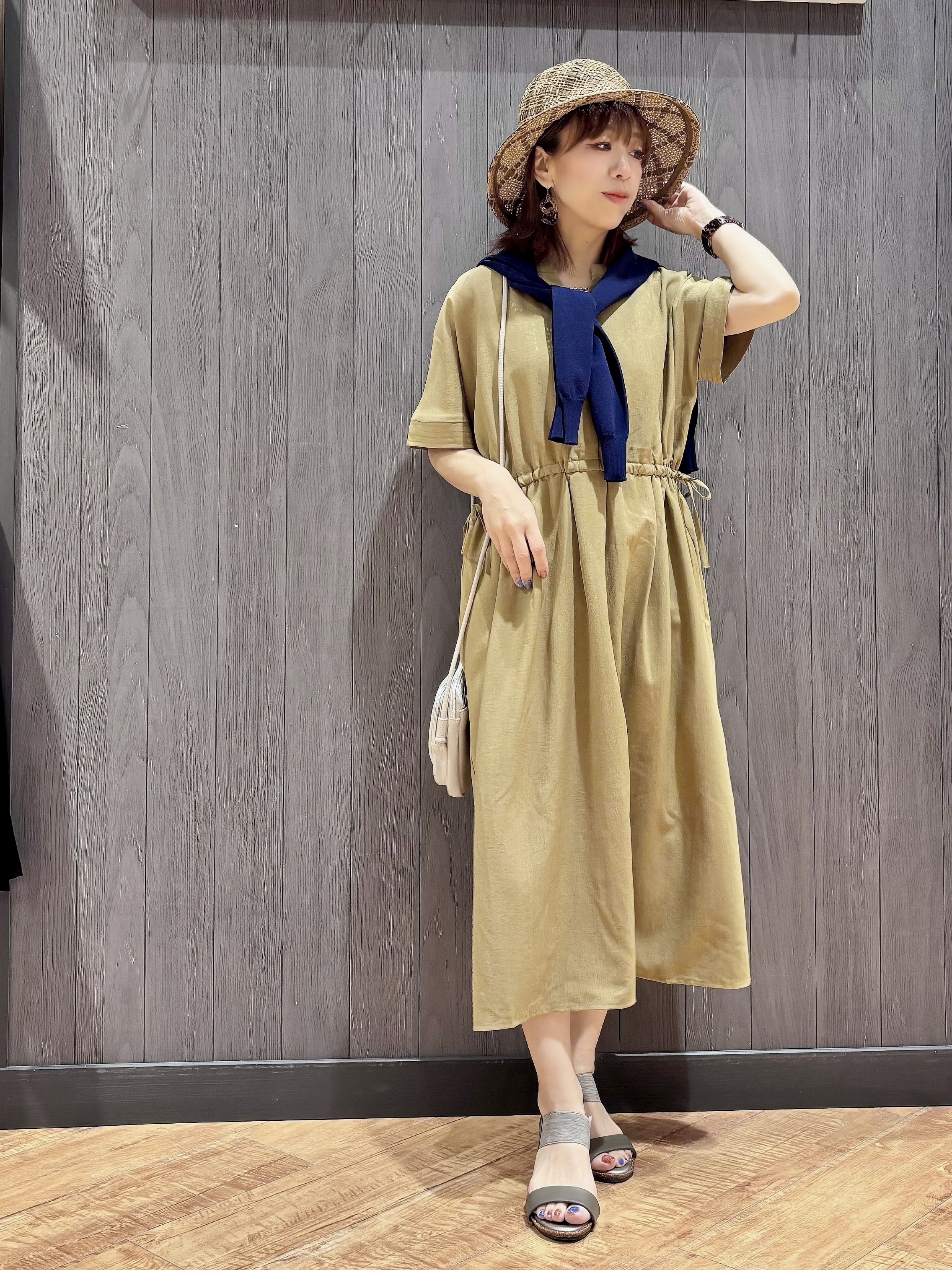 meiさんの「SHOO･LA･RUE｜【洗濯機可/体型カバー】ウエストシャーリングで女性らしく 麻調スキッパーサイドリボンワンピース」を使ったコーディネート