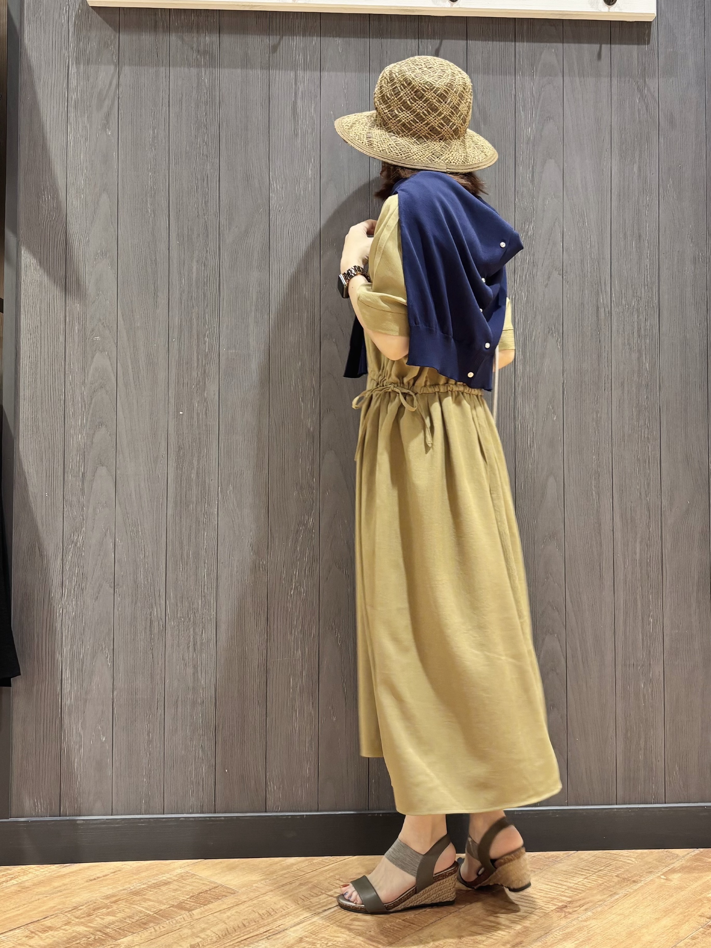 meiさんの「SHOO･LA･RUE｜【洗濯機可/体型カバー】ウエストシャーリングで女性らしく 麻調スキッパーサイドリボンワンピース」を使ったコーディネート