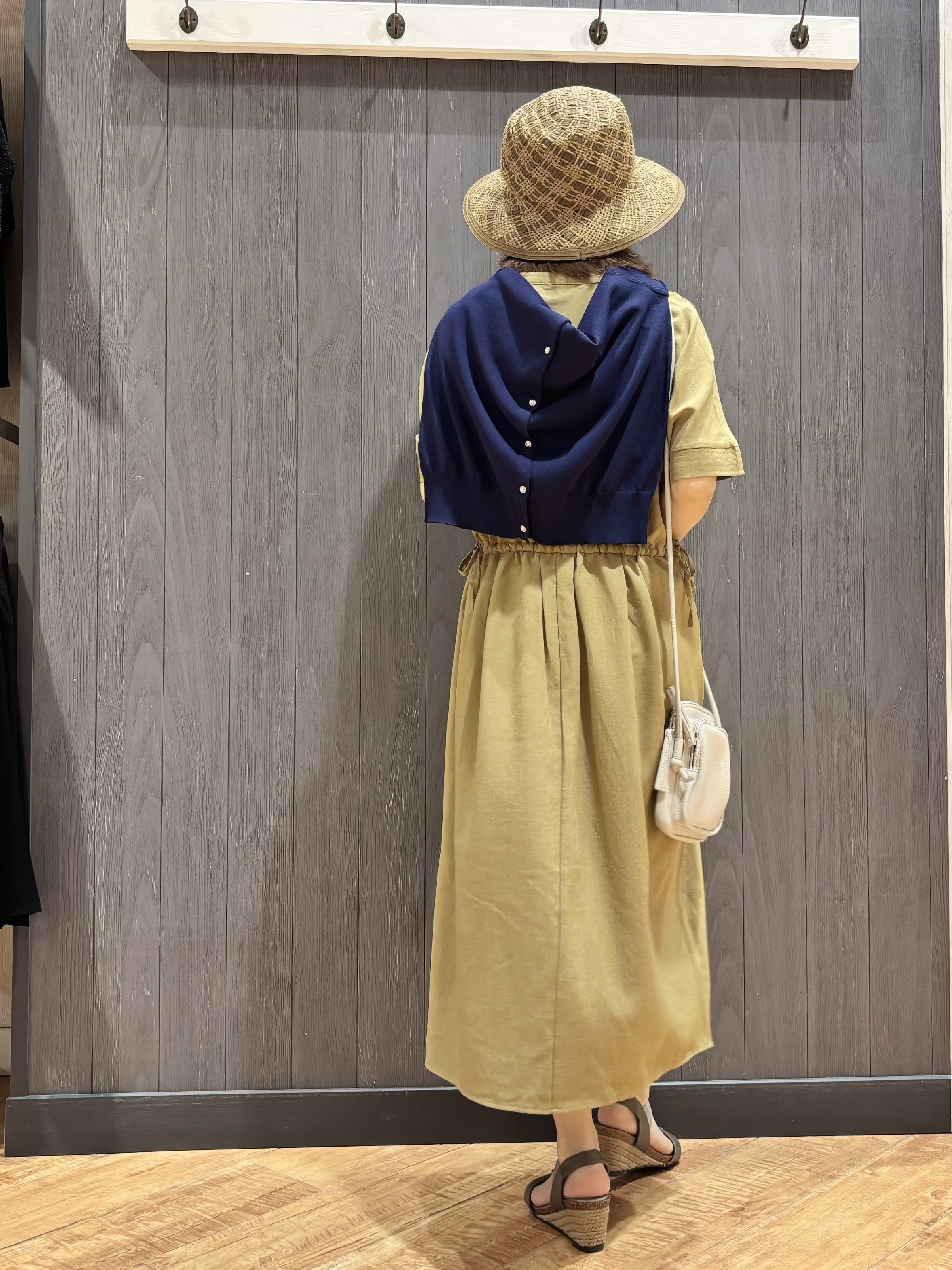 meiさんの「SHOO･LA･RUE｜【洗濯機可/体型カバー】ウエストシャーリングで女性らしく 麻調スキッパーサイドリボンワンピース」を使ったコーディネート