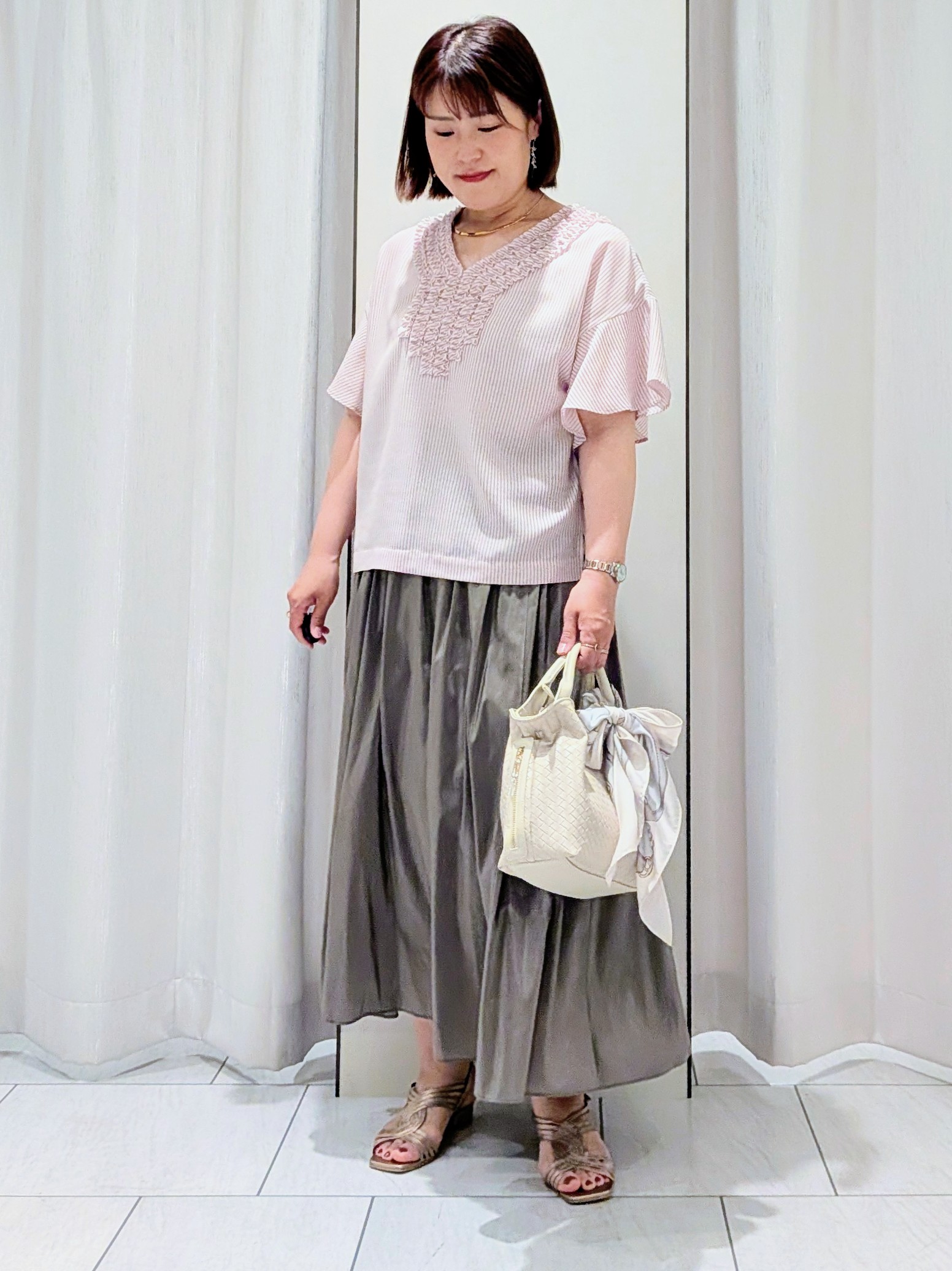 Onumaさんの「UNTITLED｜【接触冷感/通気性/洗える】Vネックフリルブラウス」を使ったコーディネート