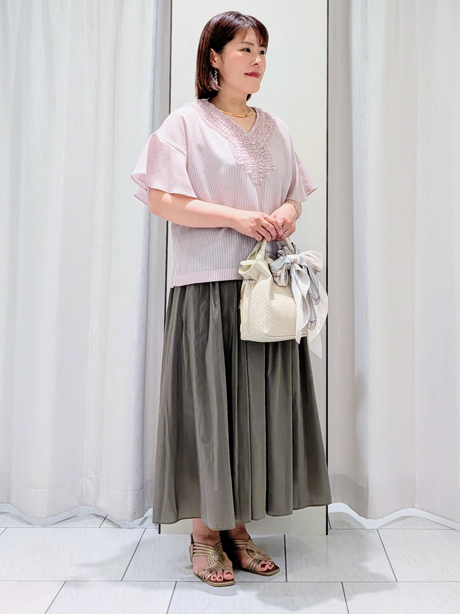 Onumaさんの「UNTITLED｜【接触冷感/通気性/洗える】Vネックフリルブラウス」を使ったコーディネート