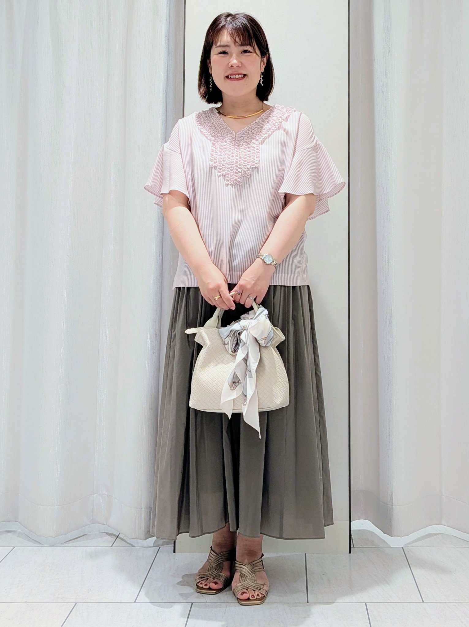 Onumaさんの「UNTITLED｜【接触冷感/通気性/洗える】Vネックフリルブラウス」を使ったコーディネート