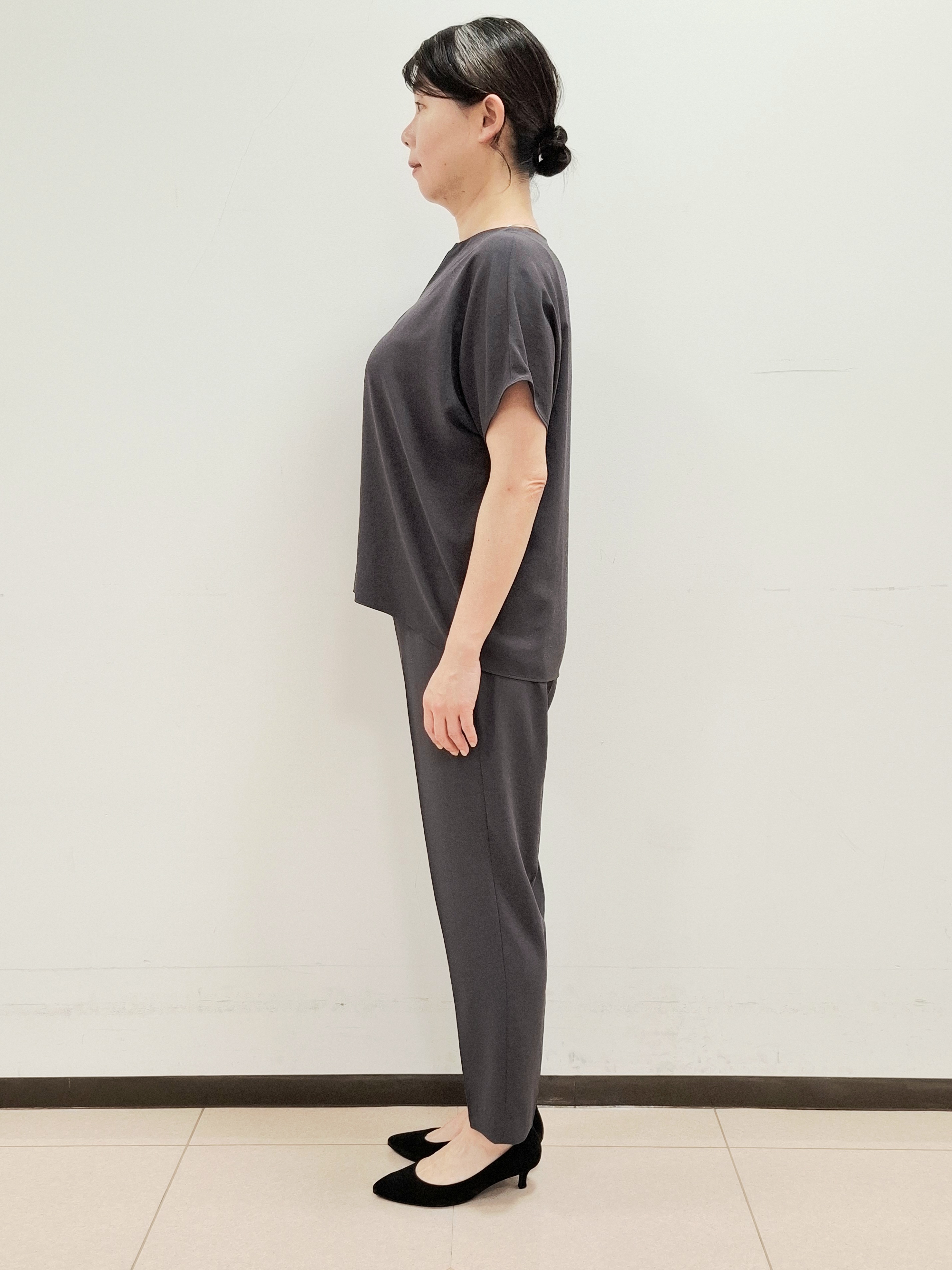 ねぎさんの「UNTITLED｜【UV/接触冷感/セットアップ可】リラクシーキーVネックブラウス」を使ったコーディネート