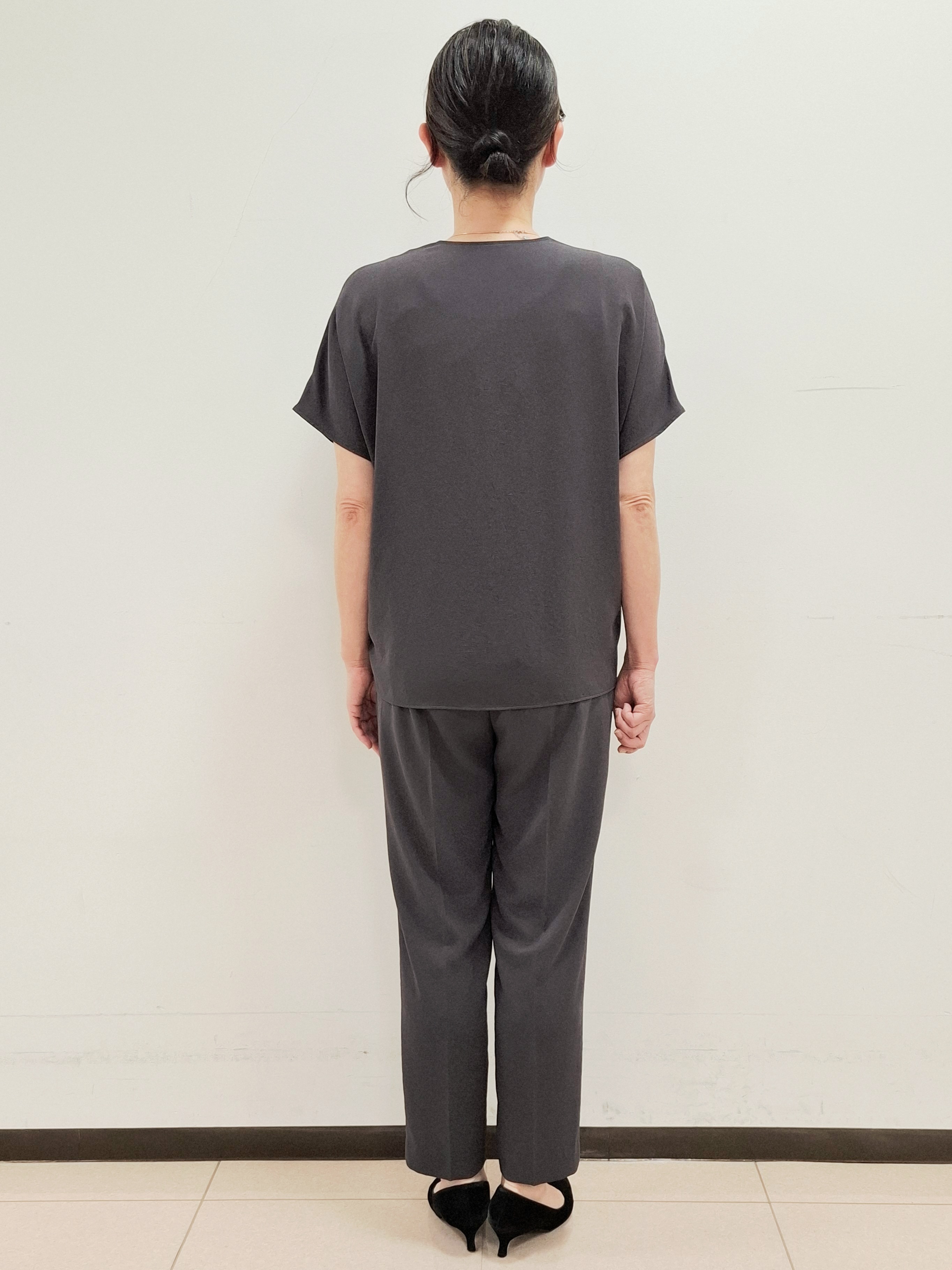 ねぎさんの「UNTITLED｜【UV/接触冷感/セットアップ可】リラクシーキーVネックブラウス」を使ったコーディネート