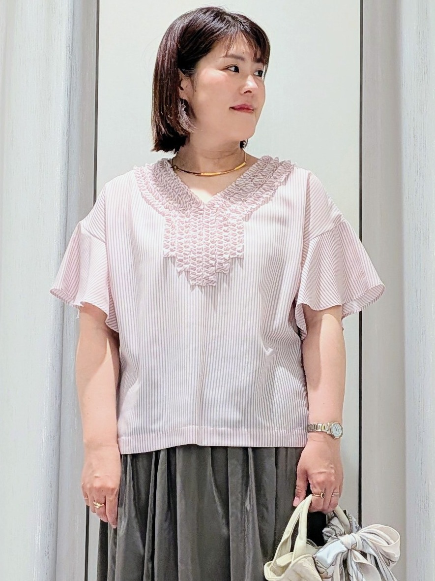 Onumaさんの「UNTITLED｜【接触冷感/通気性/洗える】Vネックフリルブラウス」を使ったコーディネート