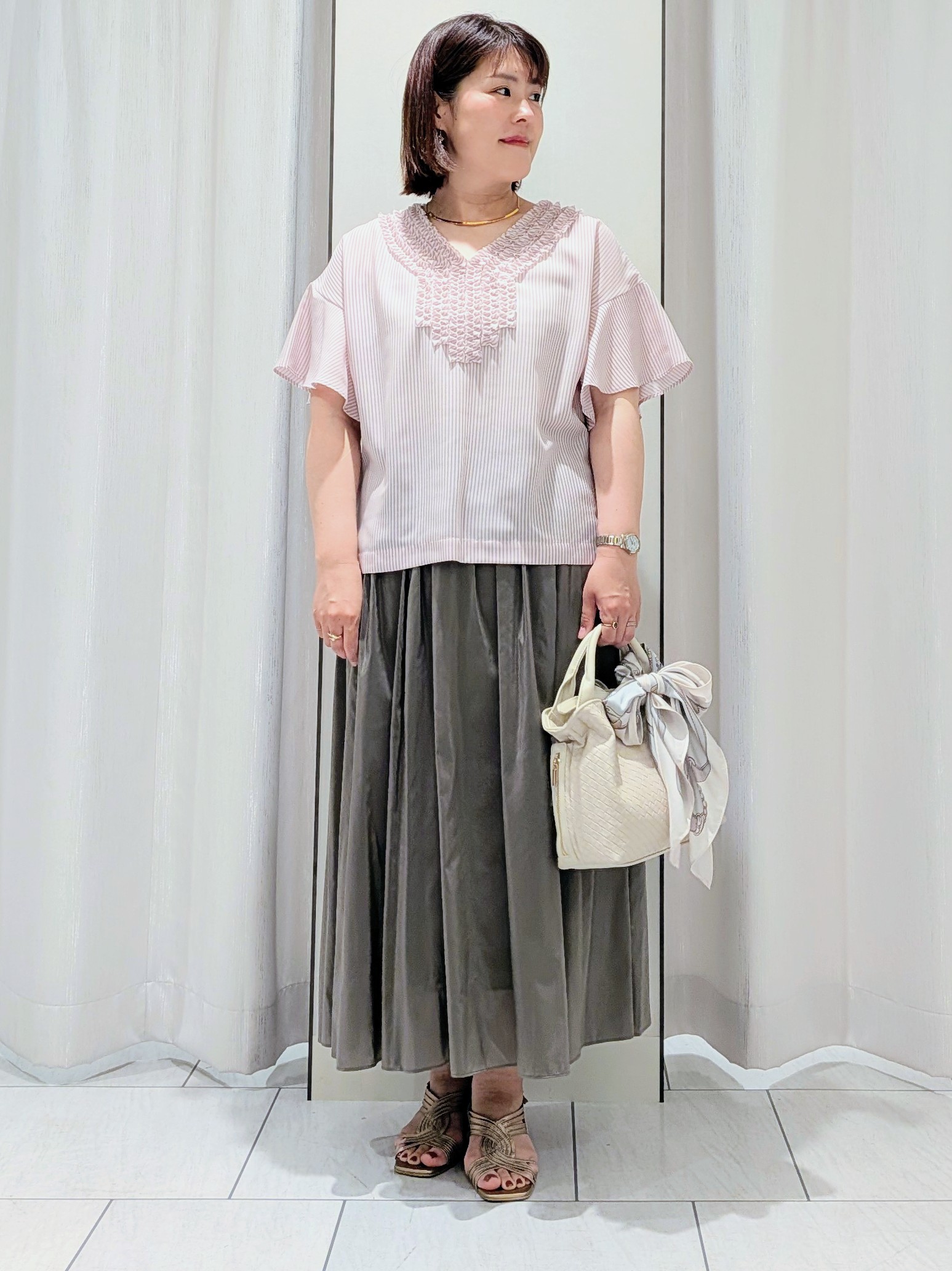 Onumaさんの「UNTITLED｜【接触冷感/通気性/洗える】Vネックフリルブラウス」を使ったコーディネート
