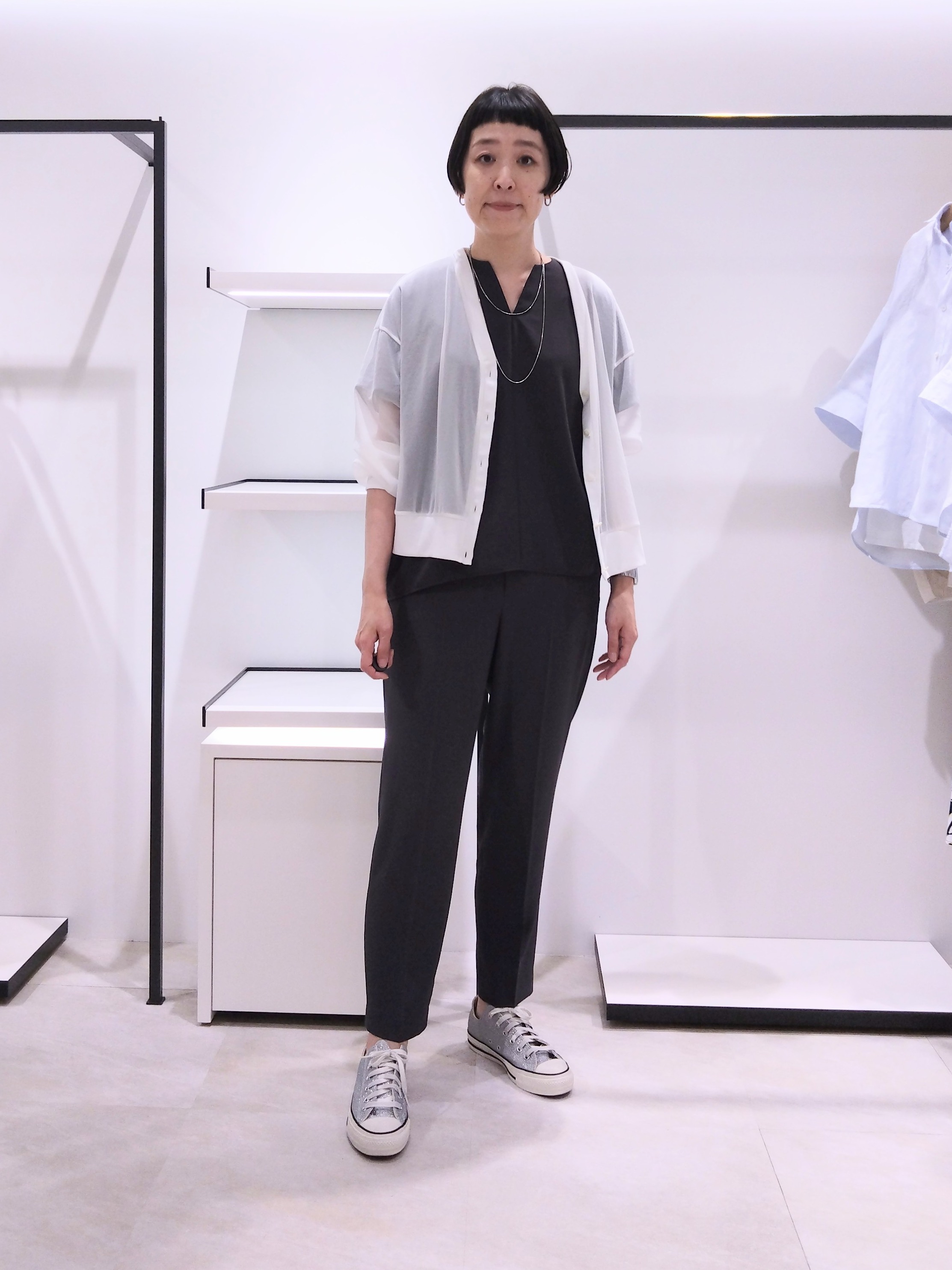 まちこさんの「UNTITLED｜【UV/接触冷感/セットアップ可】リラクシーキーVネックブラウス」を使ったコーディネート