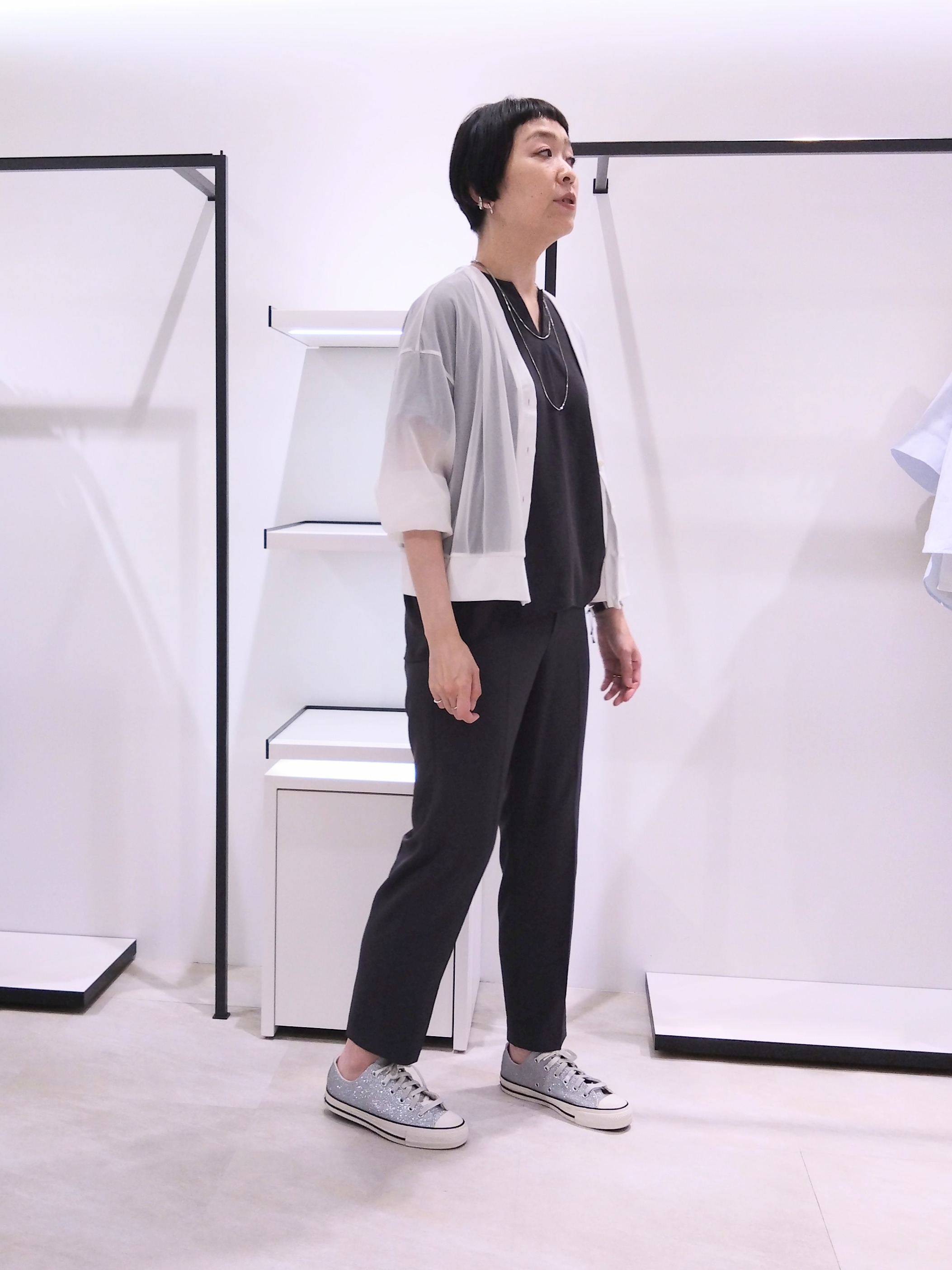 まちこさんの「UNTITLED｜【UV/接触冷感/セットアップ可】リラクシーキーVネックブラウス」を使ったコーディネート