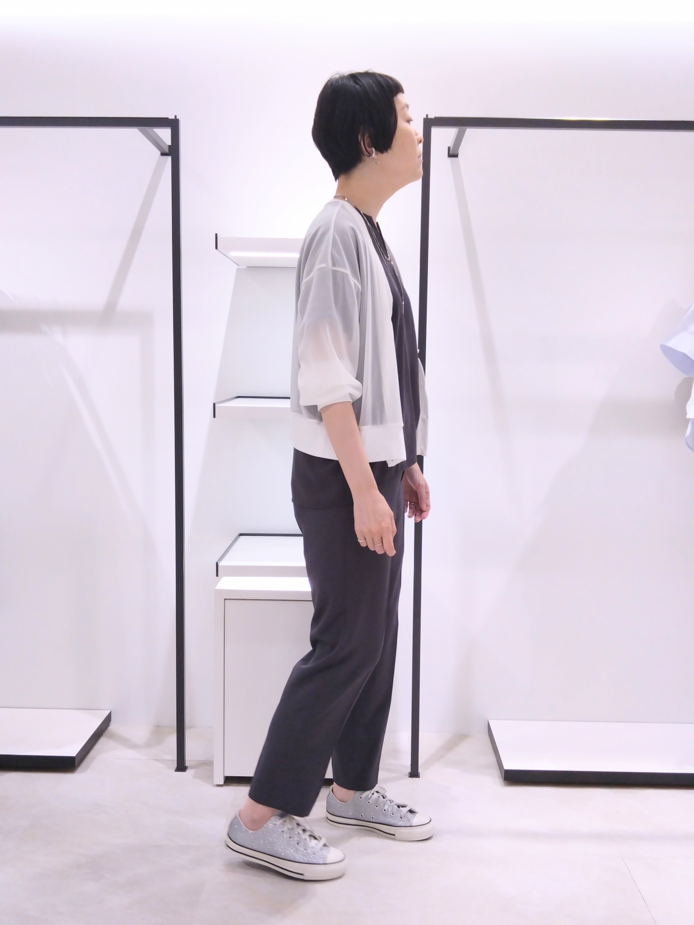 まちこさんの「UNTITLED｜【UV/接触冷感/セットアップ可】リラクシーキーVネックブラウス」を使ったコーディネート
