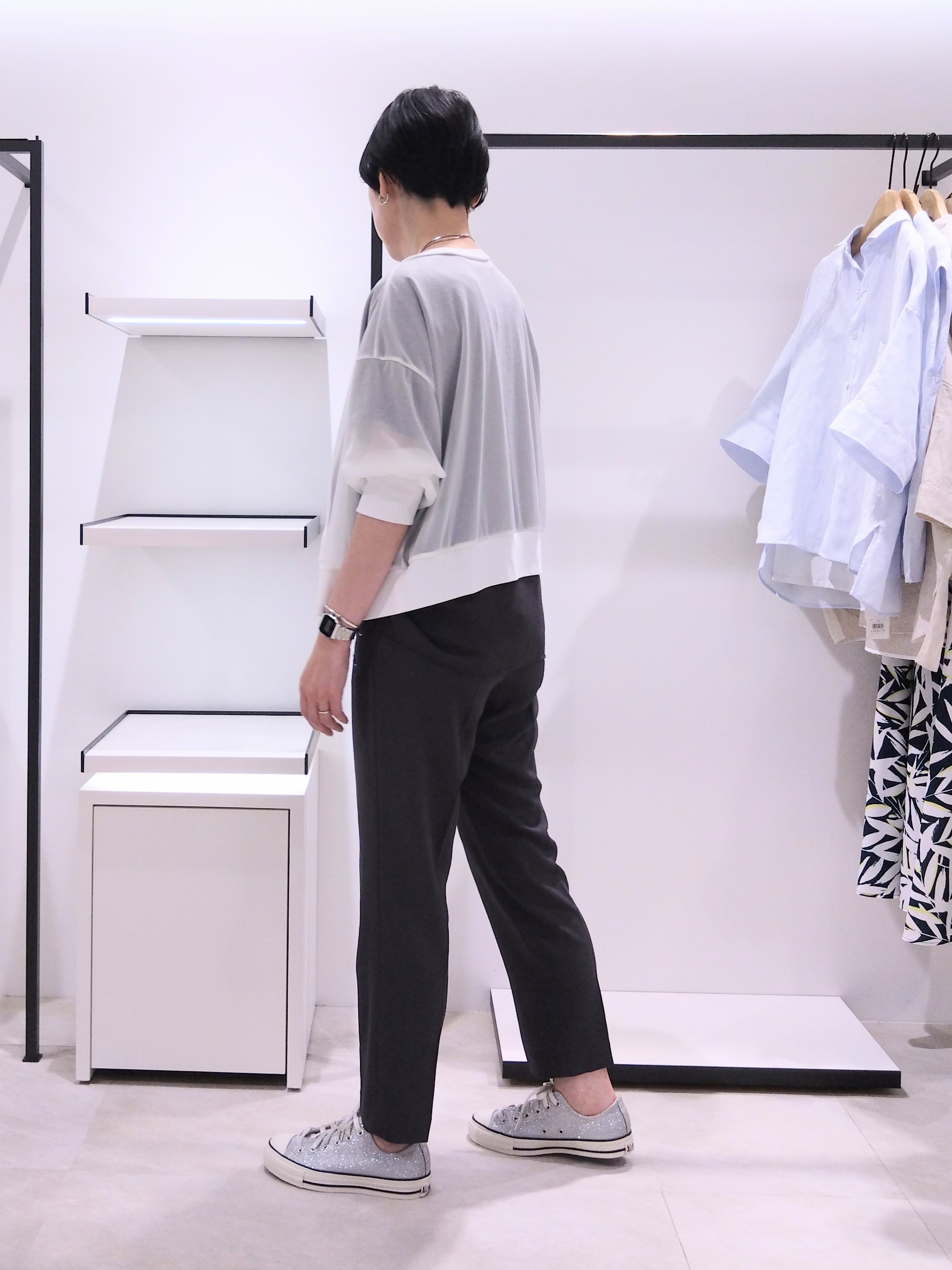 まちこさんの「UNTITLED｜【UV/接触冷感/セットアップ可】リラクシーキーVネックブラウス」を使ったコーディネート