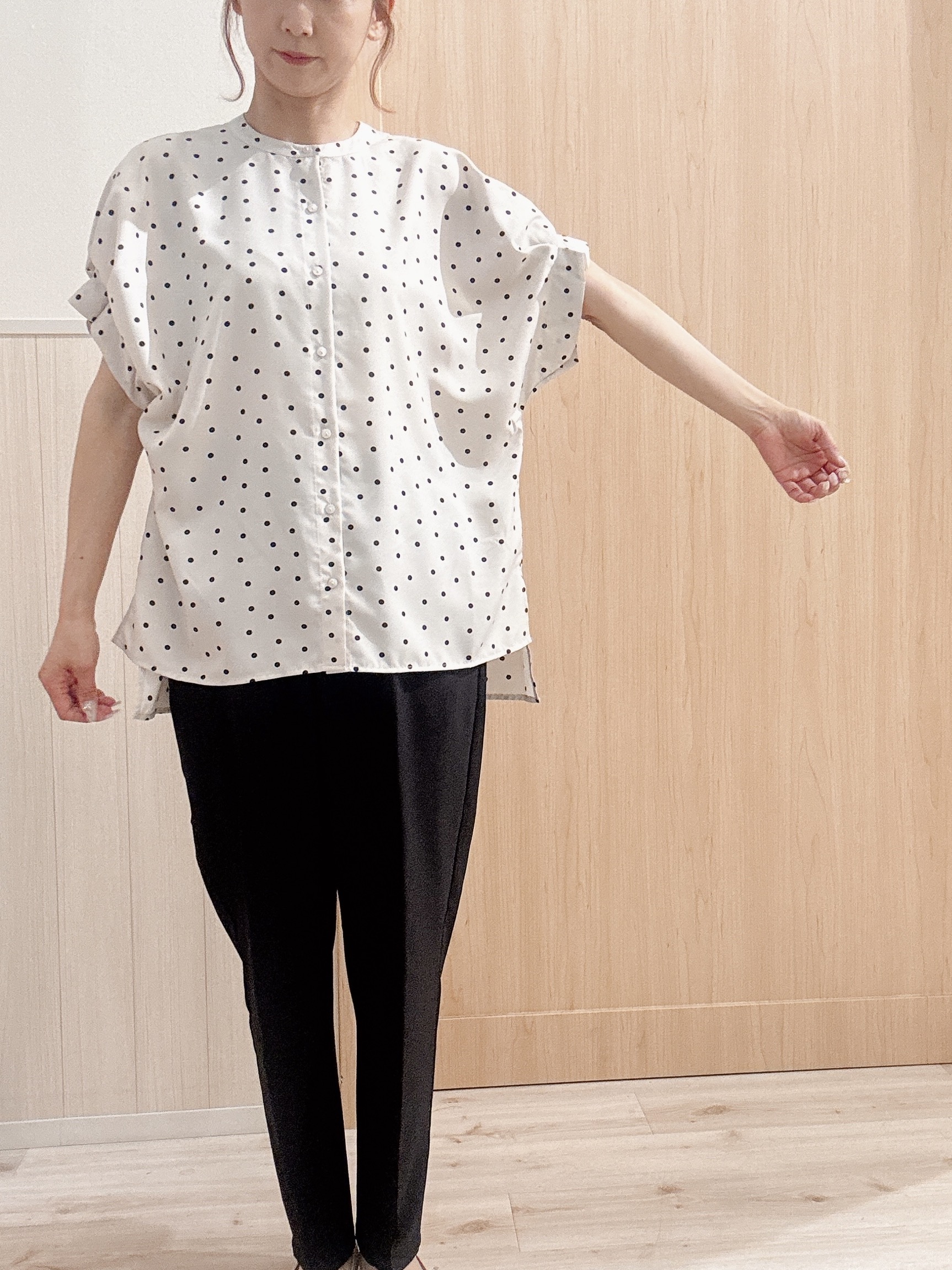 モカさんの「SHOO･LA･RUE｜【洗濯機可／洗濯後しわになりにくい】大人の甘さをプラスする ドット柄袖タックブラウス」を使ったコーディネート