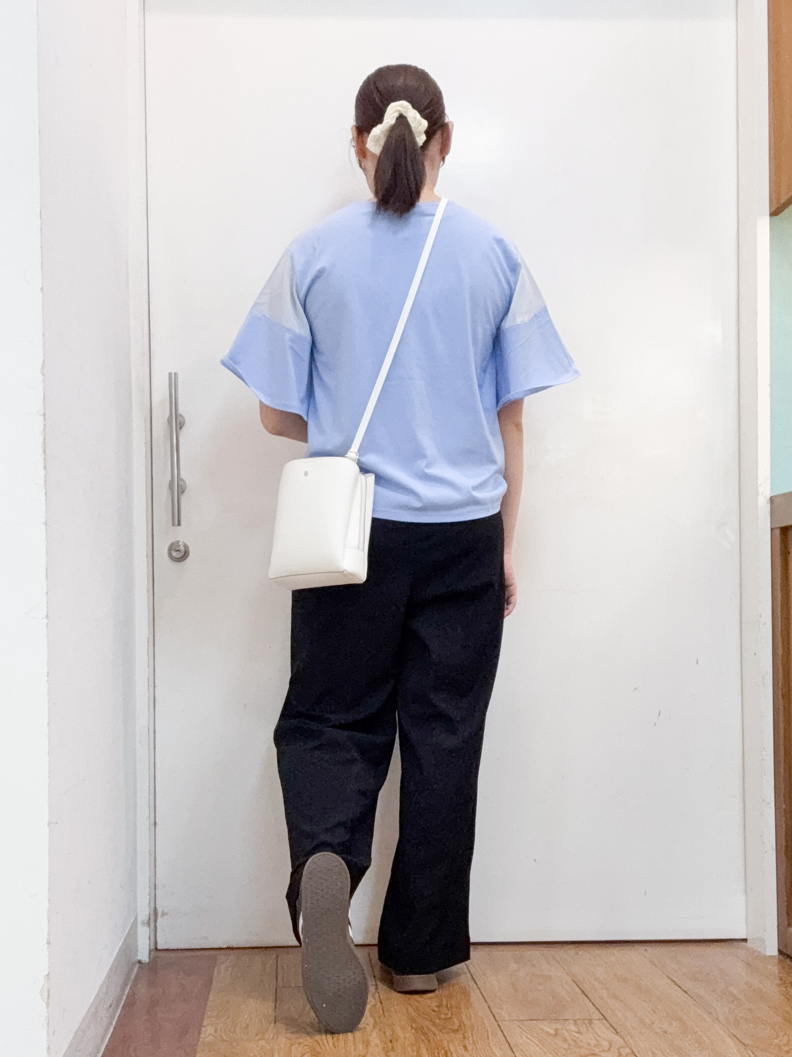 Karinさんの「SHOO･LA･RUE｜【S-LL/洗濯機可/体型カバー】フレアスリーブで二の腕を自然に隠せる 浅VネックTシャツ」を使ったコーディネート