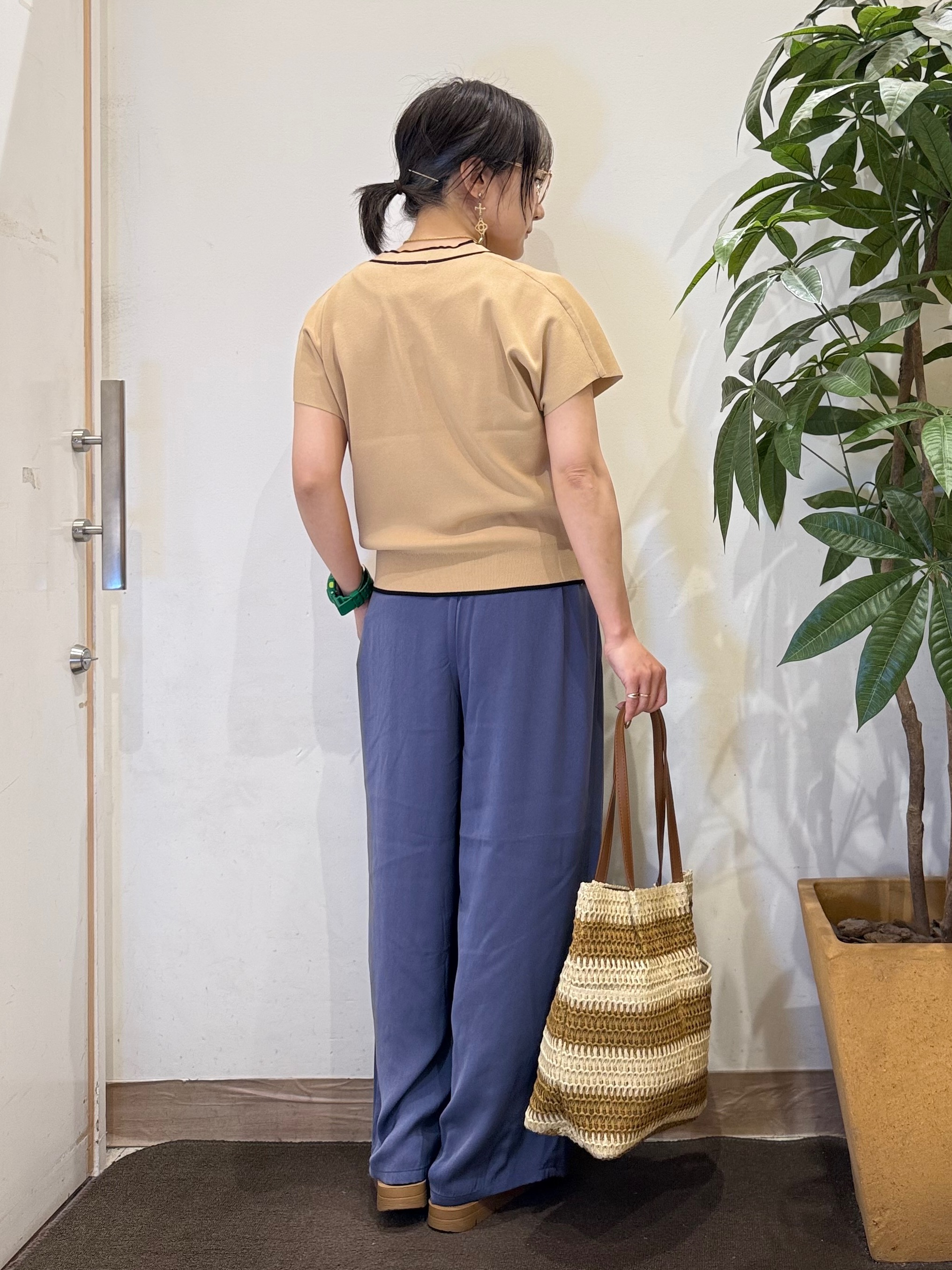 misakiさんの「SHOO･LA･RUE｜【高レビュー/毎日洗える/UV】二の腕も隠せる 配色ボウタイニット」を使ったコーディネート