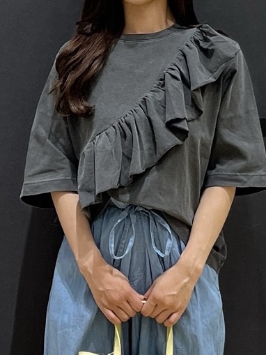 Minaさんの「Dessin｜アシメフリル ヴィンテージライクプルオーバー」を使ったコーディネート