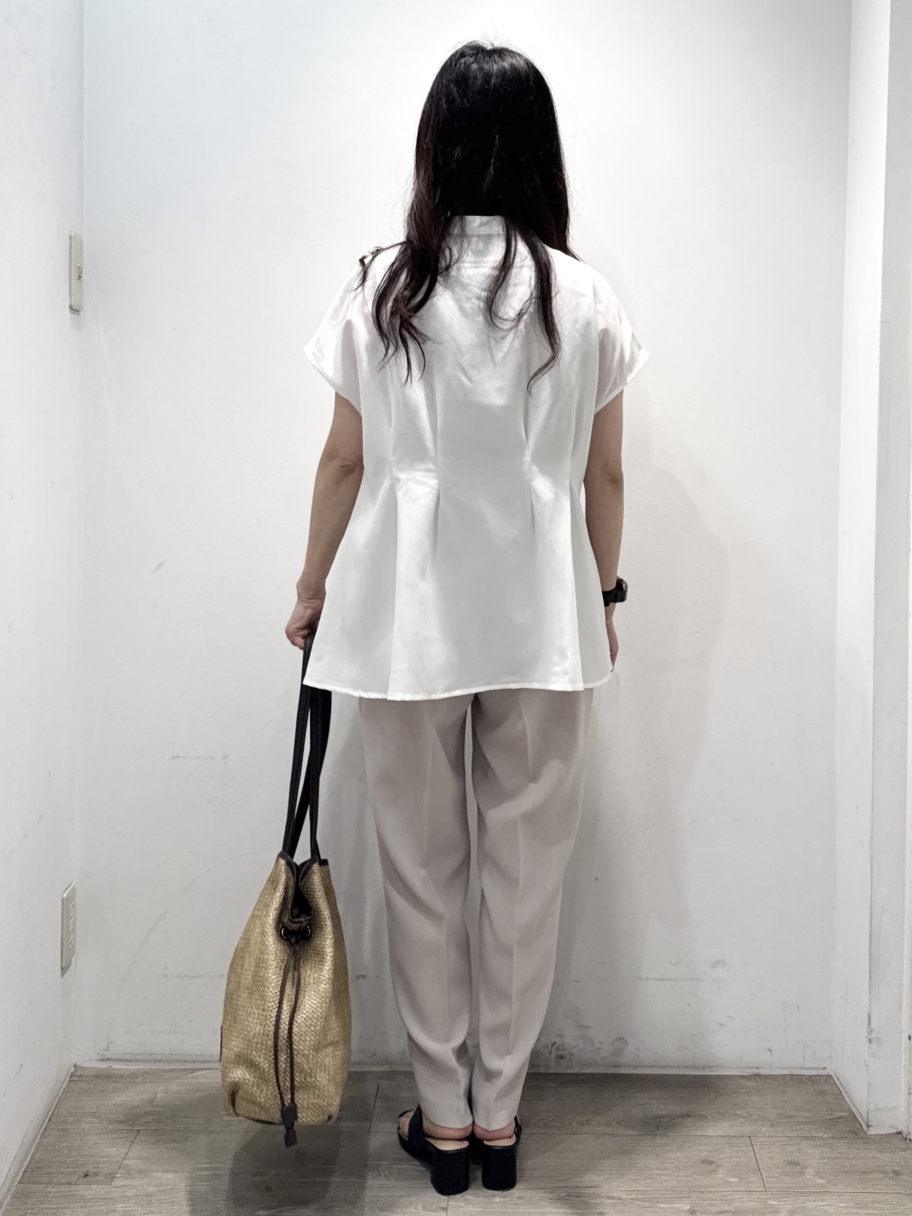yuicciさんの「OPAQUE.CLIP｜【接触冷感／吸水速乾】リネンライク タックフレンチスリーブブラウス《洗濯機OK》」を使ったコーディネート