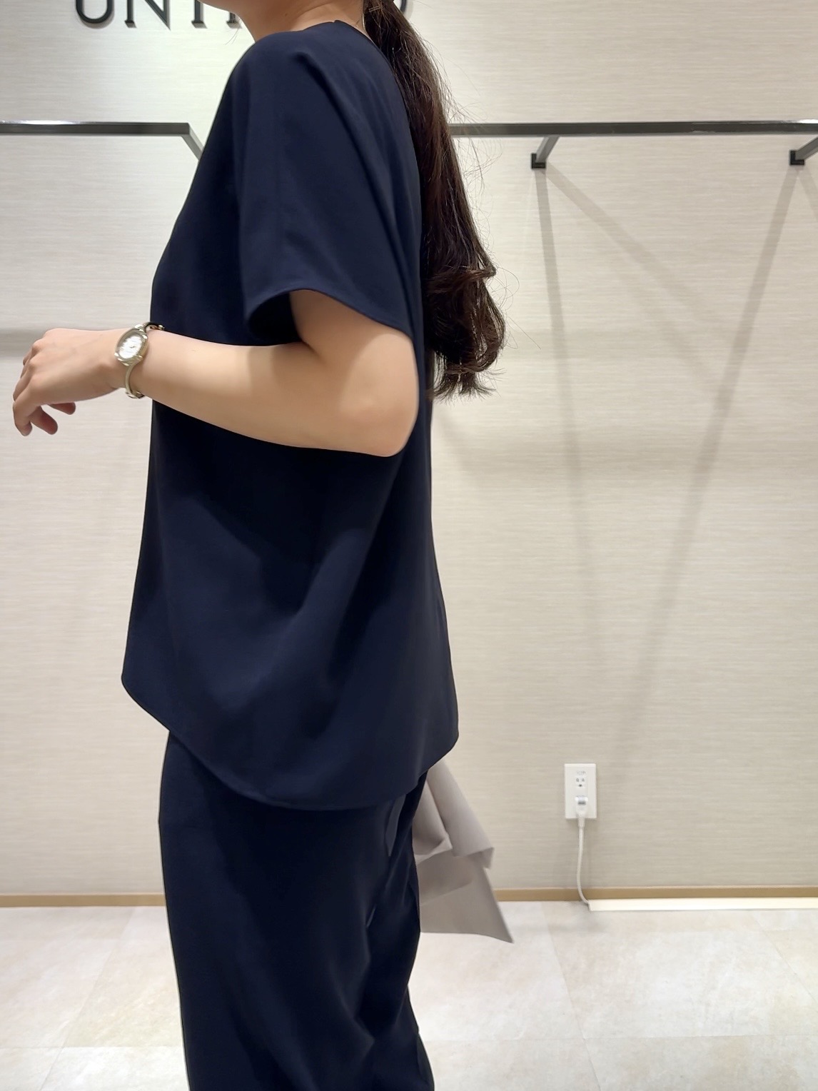 nanaさんの「UNTITLED｜【UV/接触冷感/セットアップ可】リラクシーキーVネックブラウス」を使ったコーディネート