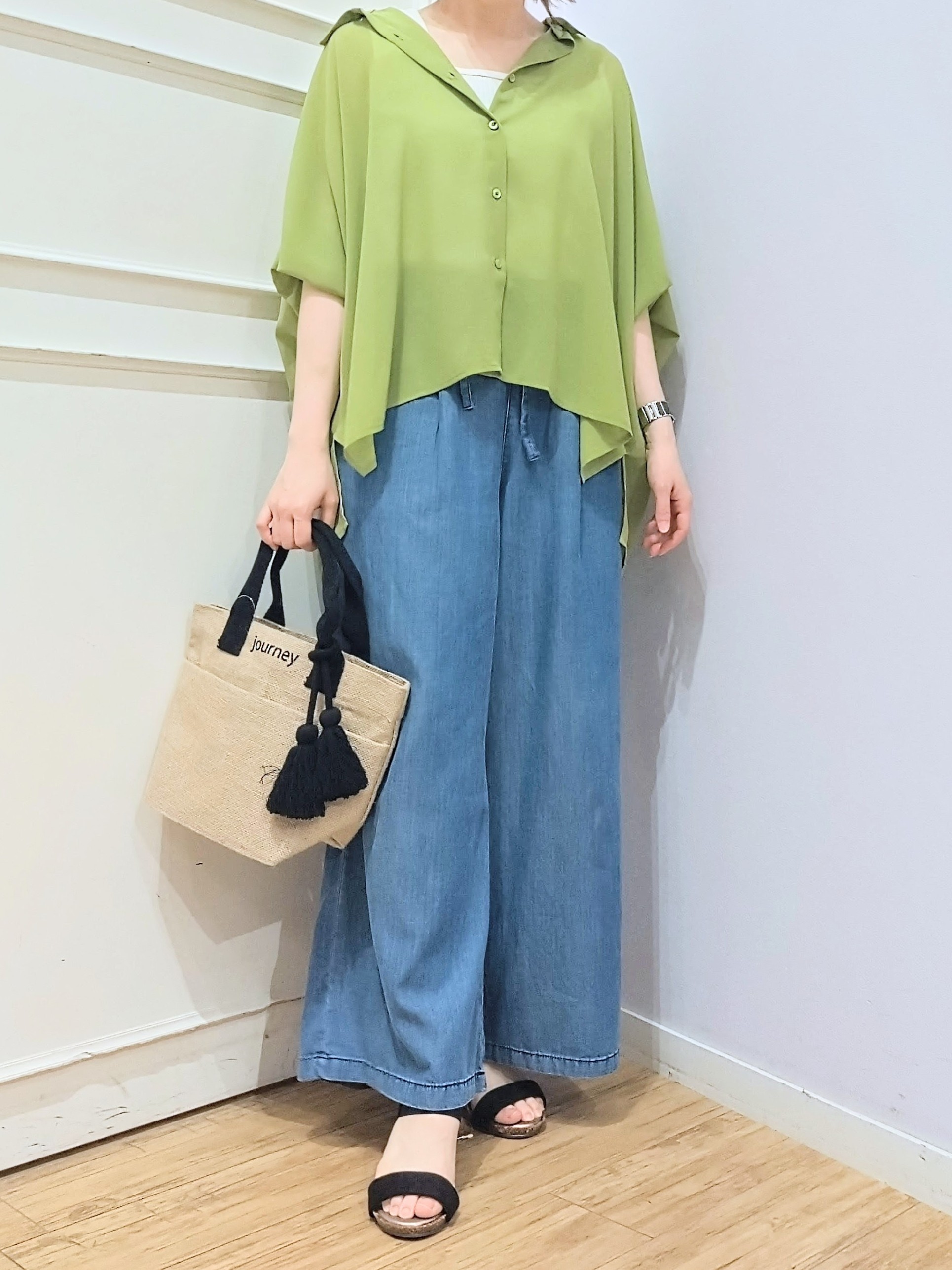 miomioさんの「SHOO･LA･RUE｜【洗濯機可/体型カバー】羽織るだけで雰囲気変わる 柄アソート ポンチョ風シアーシャツ」を使ったコーディネート