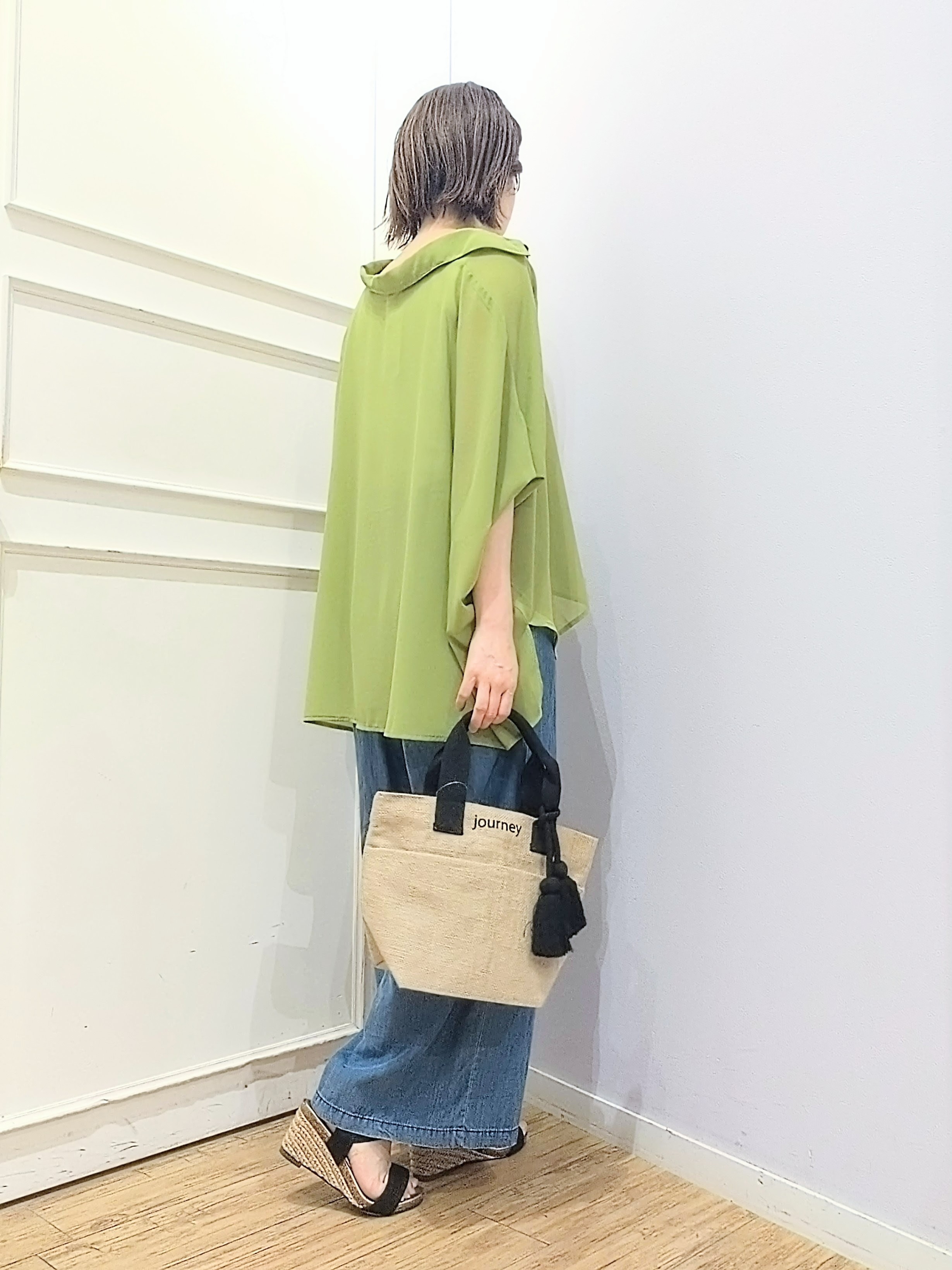 miomioさんの「SHOO･LA･RUE｜【洗濯機可/体型カバー】羽織るだけで雰囲気変わる 柄アソート ポンチョ風シアーシャツ」を使ったコーディネート