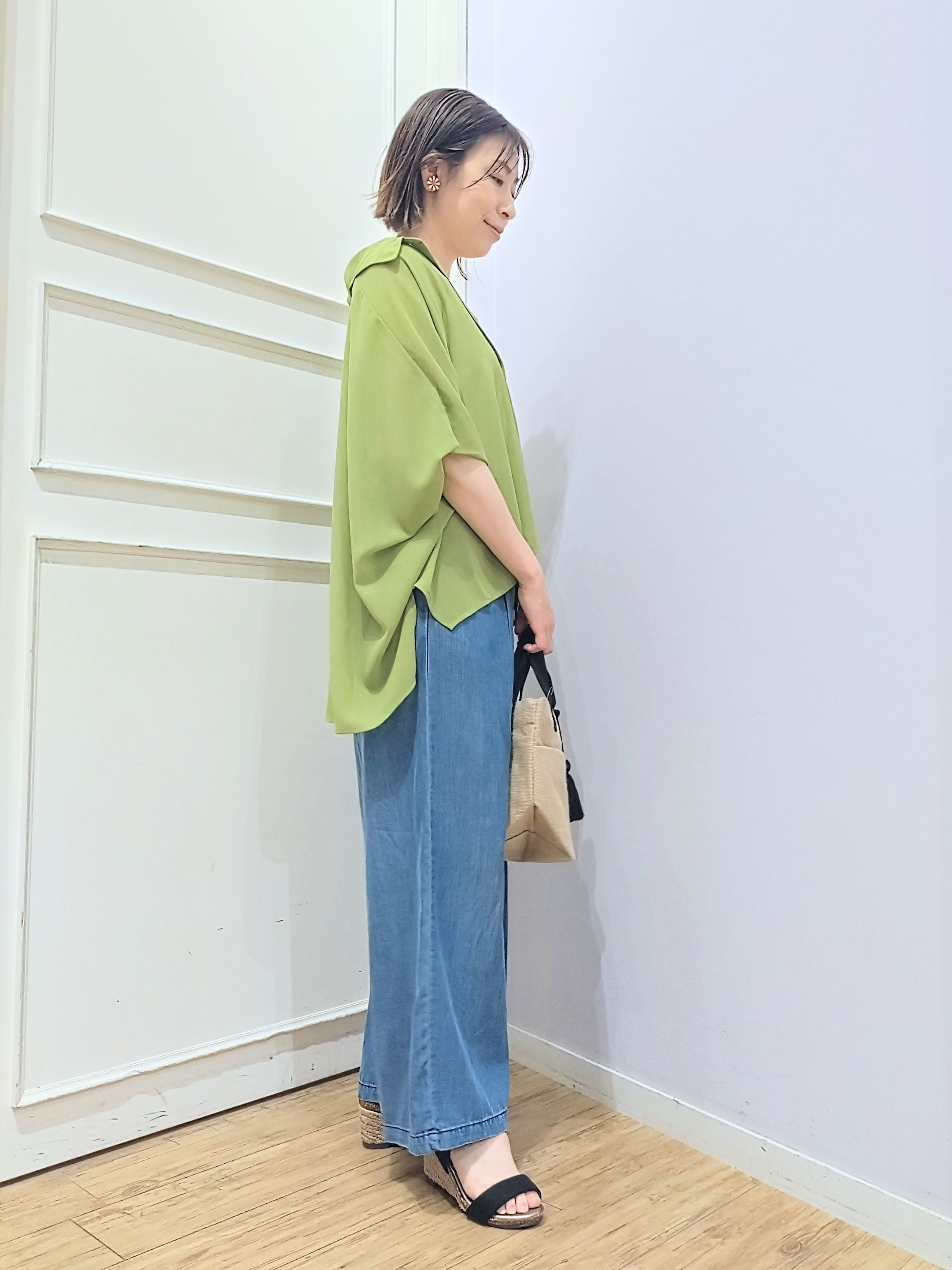 miomioさんの「SHOO･LA･RUE｜【洗濯機可/体型カバー】羽織るだけで雰囲気変わる 柄アソート ポンチョ風シアーシャツ」を使ったコーディネート