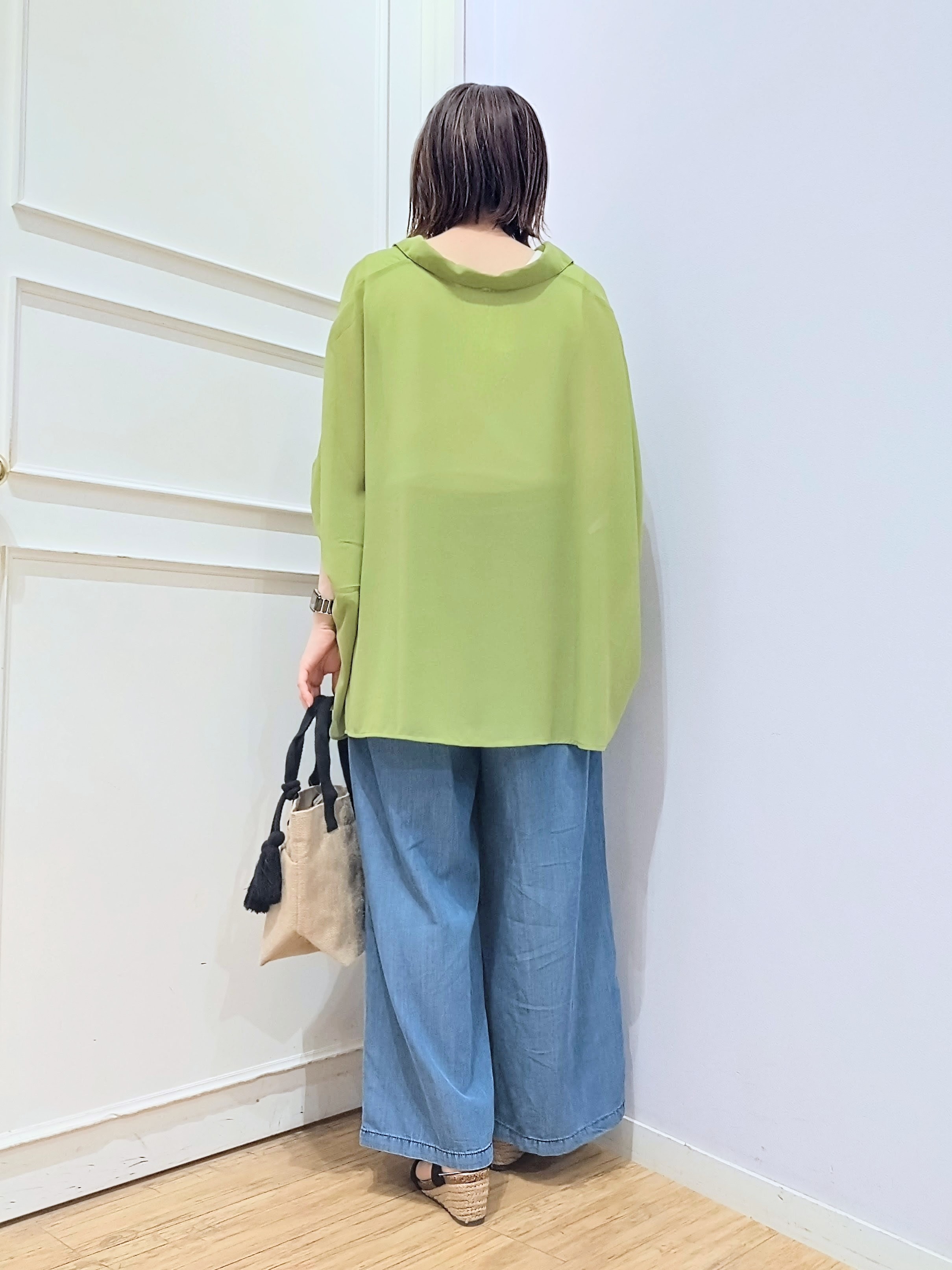 miomioさんの「SHOO･LA･RUE｜【洗濯機可/体型カバー】羽織るだけで雰囲気変わる 柄アソート ポンチョ風シアーシャツ」を使ったコーディネート