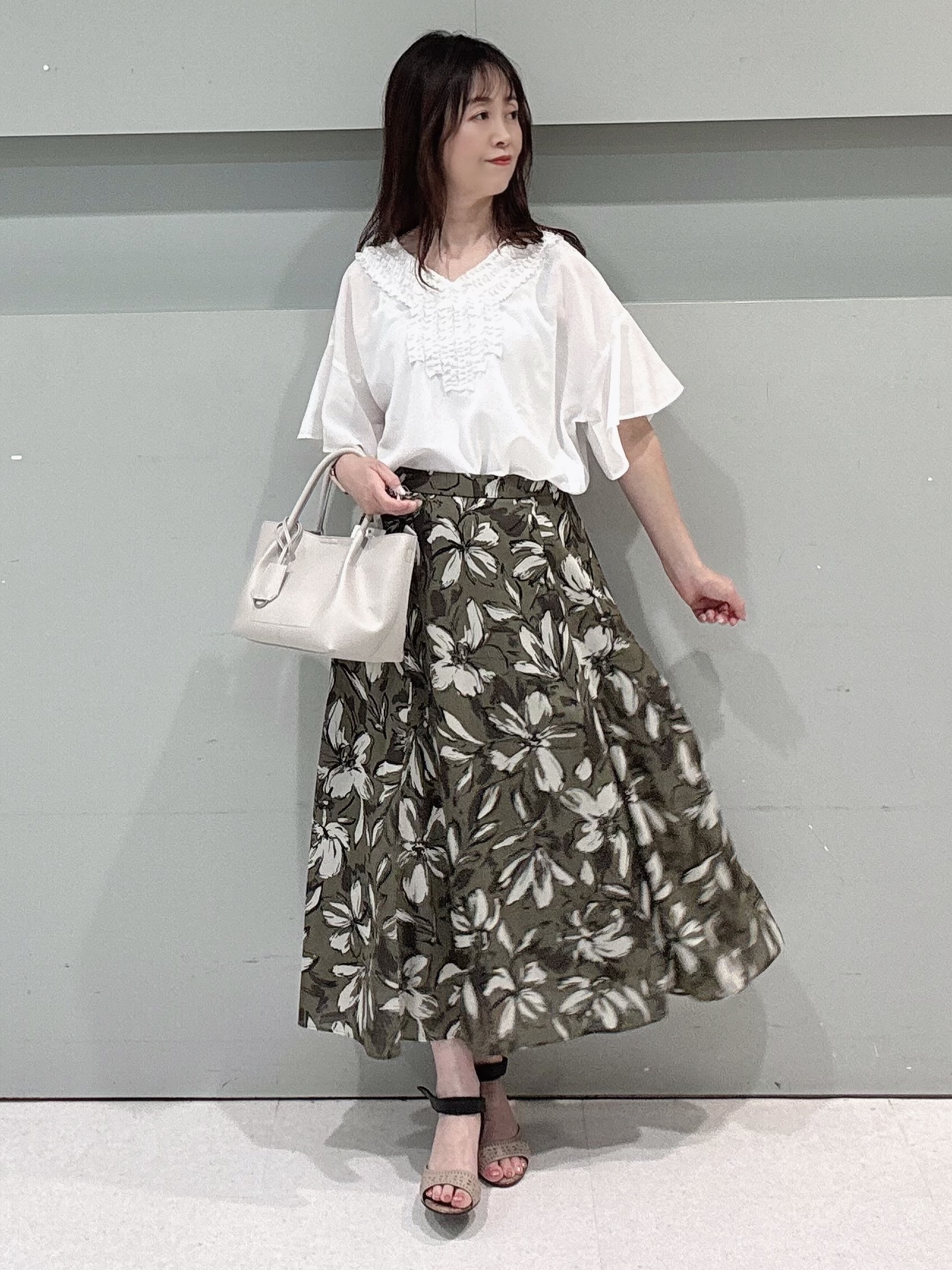 makiさんの「UNTITLED｜【接触冷感/通気性/洗える】Vネックフリルブラウス」を使ったコーディネート
