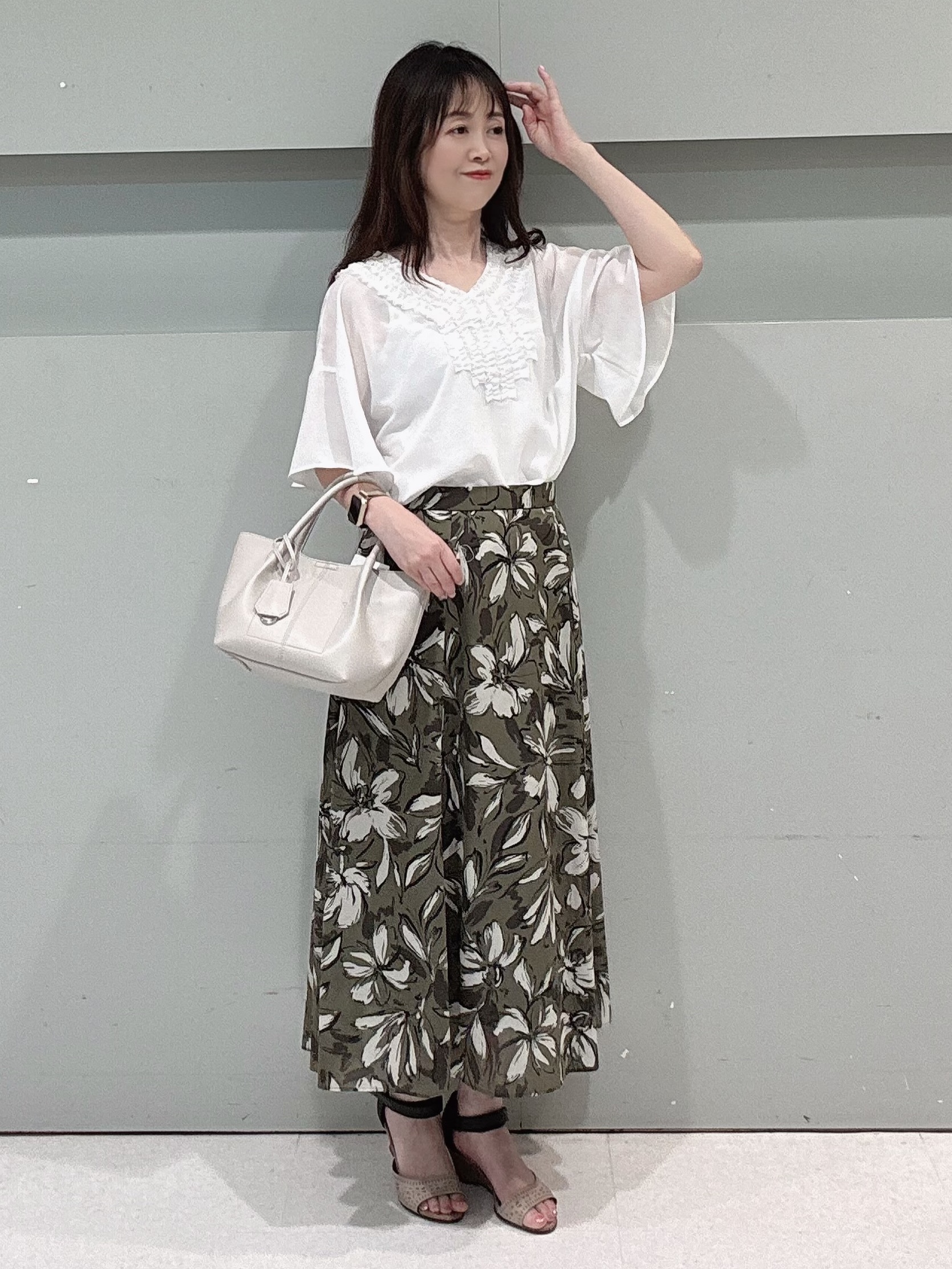 makiさんの「UNTITLED｜【接触冷感/通気性/洗える】Vネックフリルブラウス」を使ったコーディネート