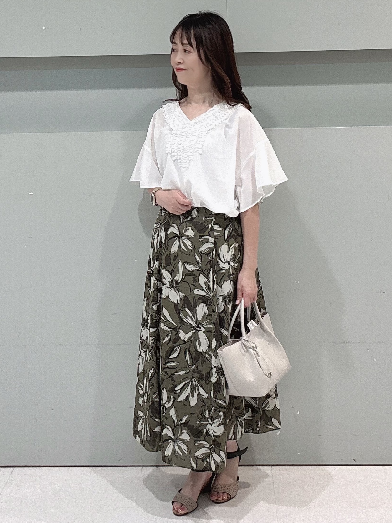 makiさんの「UNTITLED｜【接触冷感/通気性/洗える】Vネックフリルブラウス」を使ったコーディネート