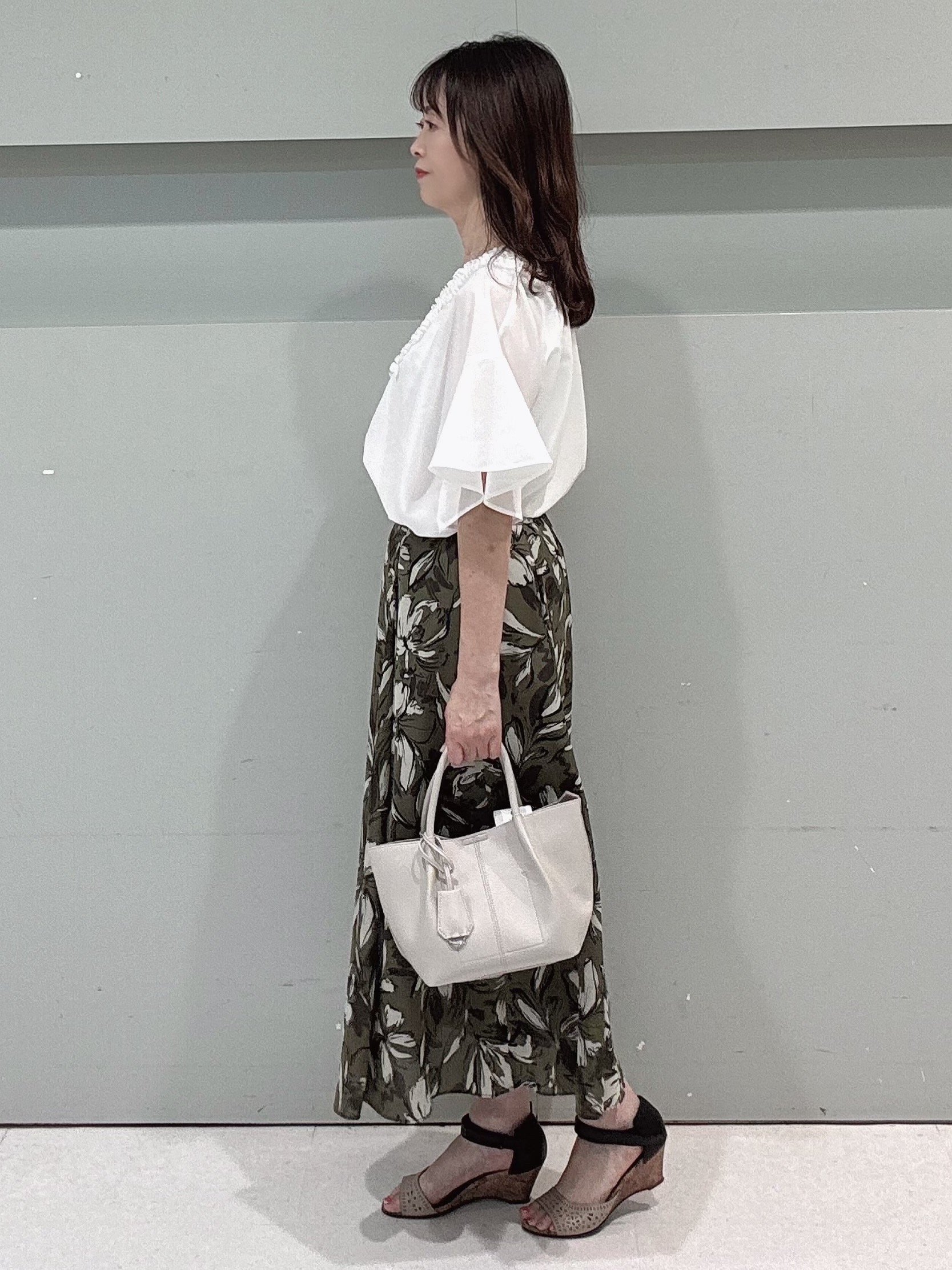 makiさんの「UNTITLED｜【接触冷感/通気性/洗える】Vネックフリルブラウス」を使ったコーディネート