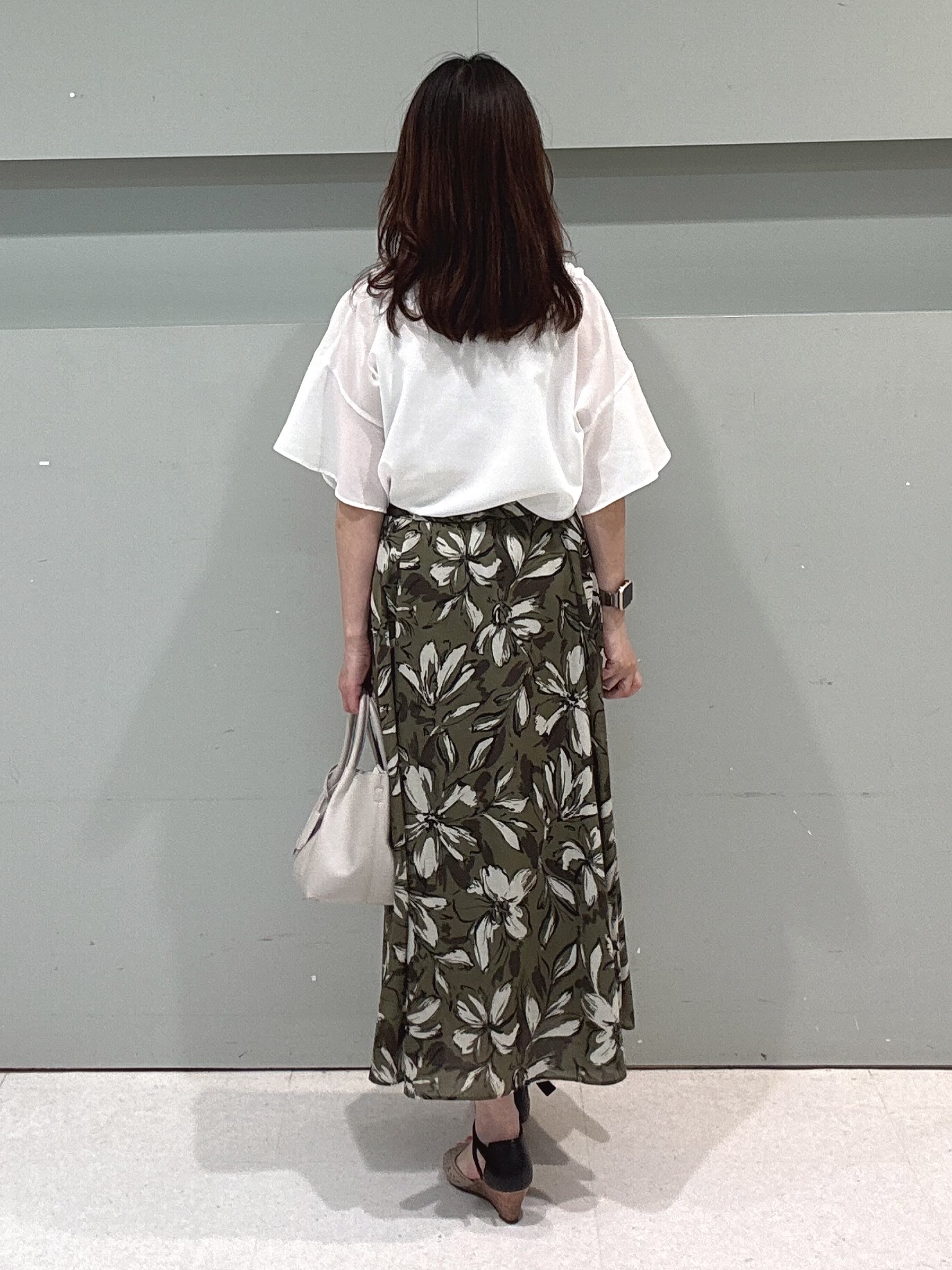 makiさんの「UNTITLED｜【接触冷感/通気性/洗える】Vネックフリルブラウス」を使ったコーディネート