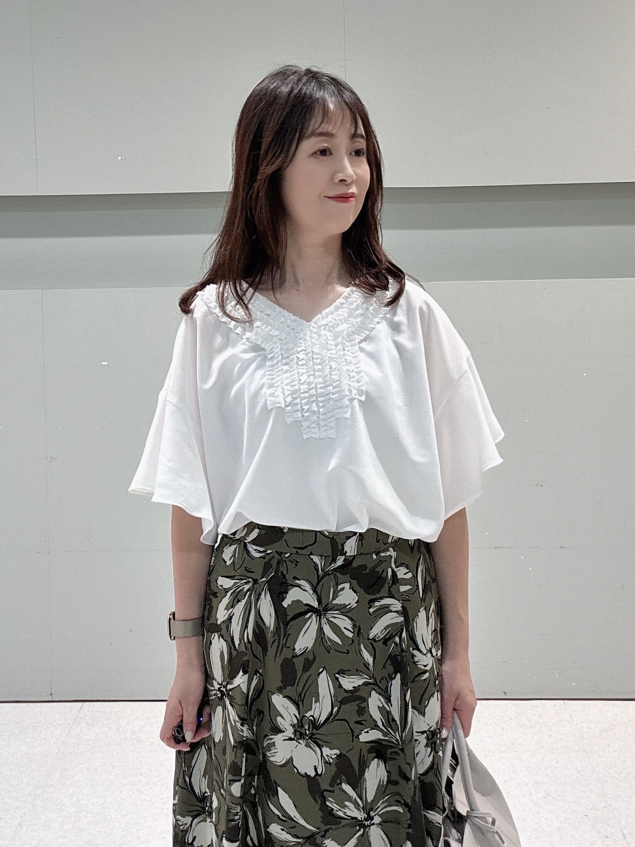 makiさんの「UNTITLED｜【接触冷感/通気性/洗える】Vネックフリルブラウス」を使ったコーディネート