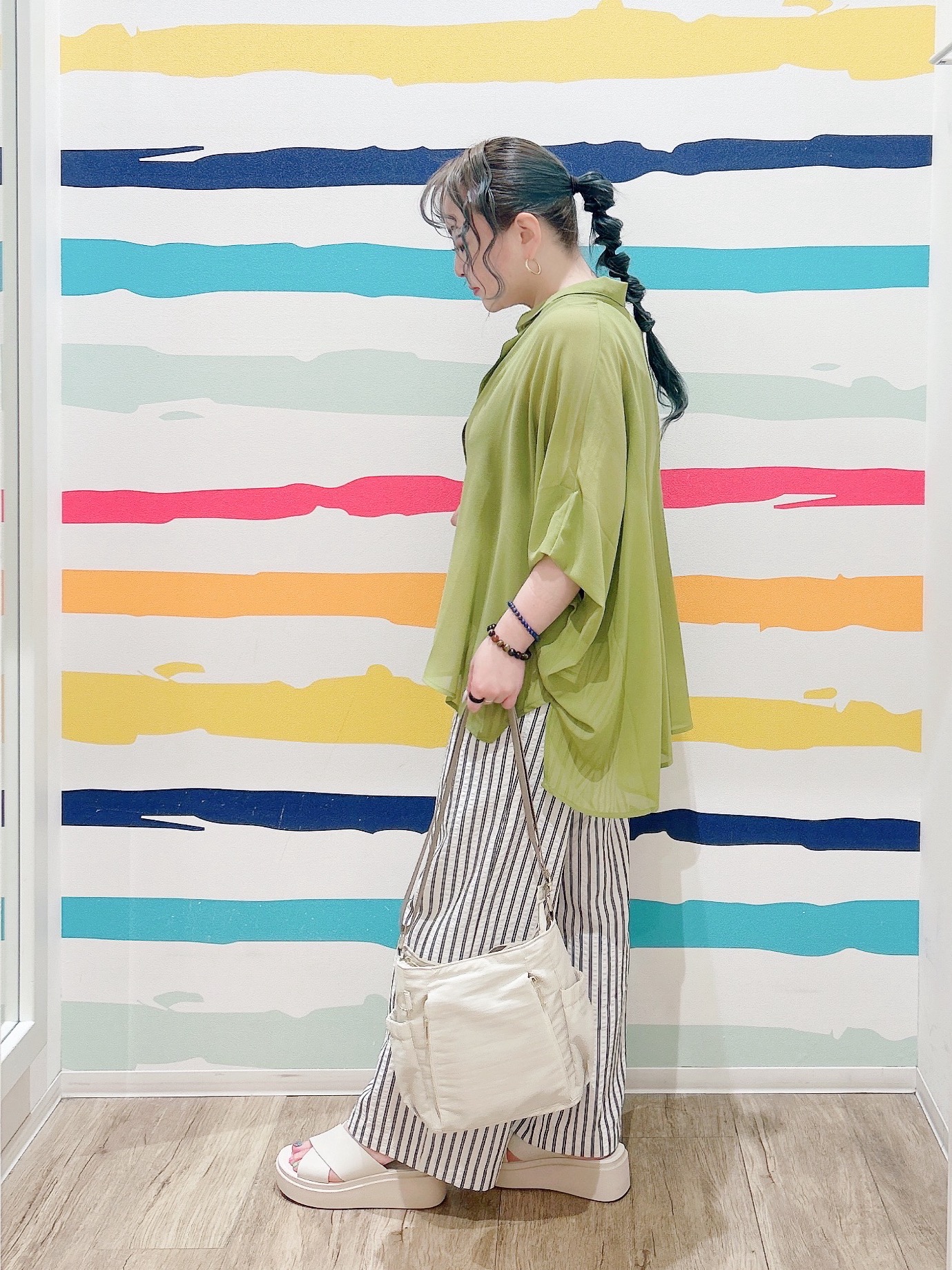 Peeさんの「SHOO･LA･RUE｜【洗濯機可】スクエアネックが小顔効果に　きらきらラメタンクトップ」を使ったコーディネート