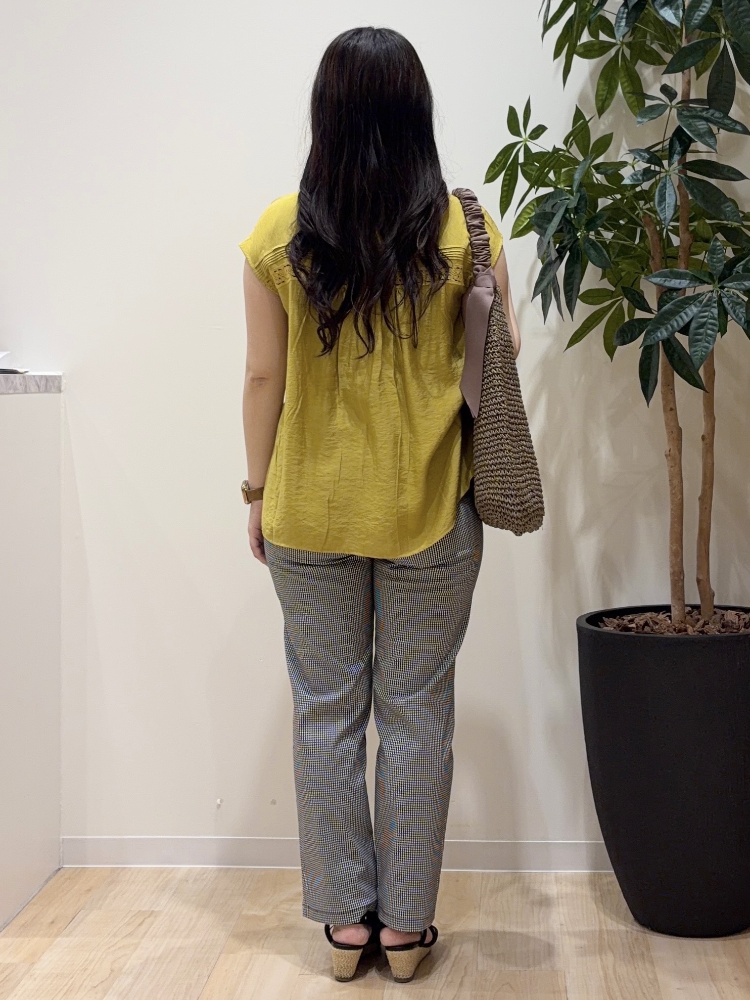 minamiさんの「grove｜【洗える・ON/OFF使える】繊細レースが引き立つ、フレンチ袖ブラウス」を使ったコーディネート