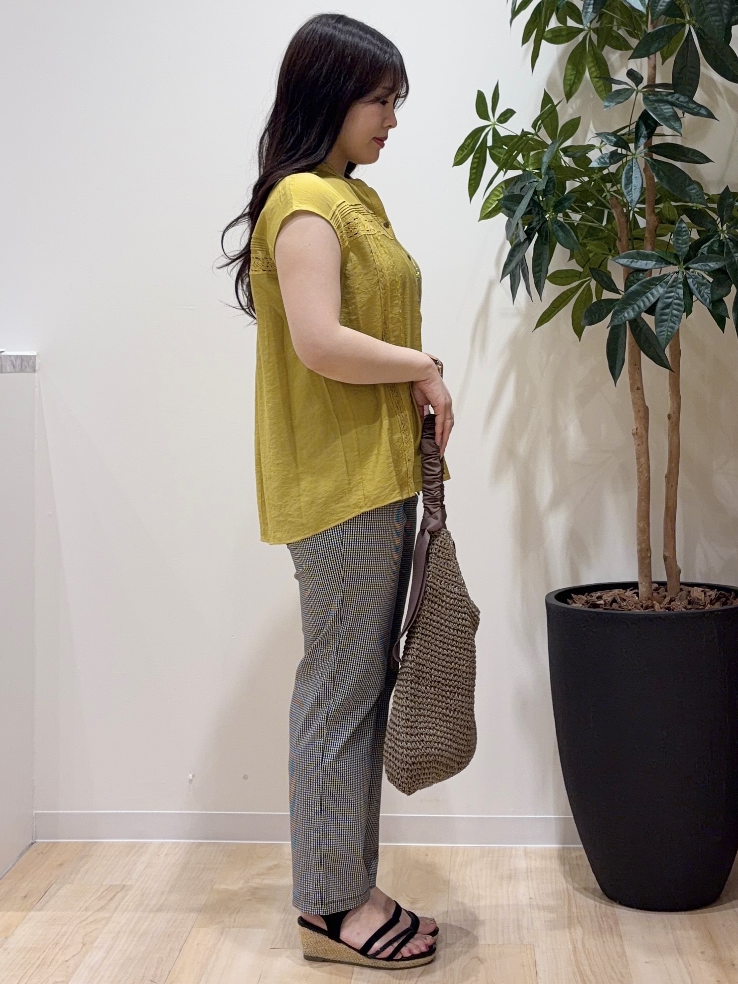 minamiさんの「grove｜【洗える・ON/OFF使える】繊細レースが引き立つ、フレンチ袖ブラウス」を使ったコーディネート