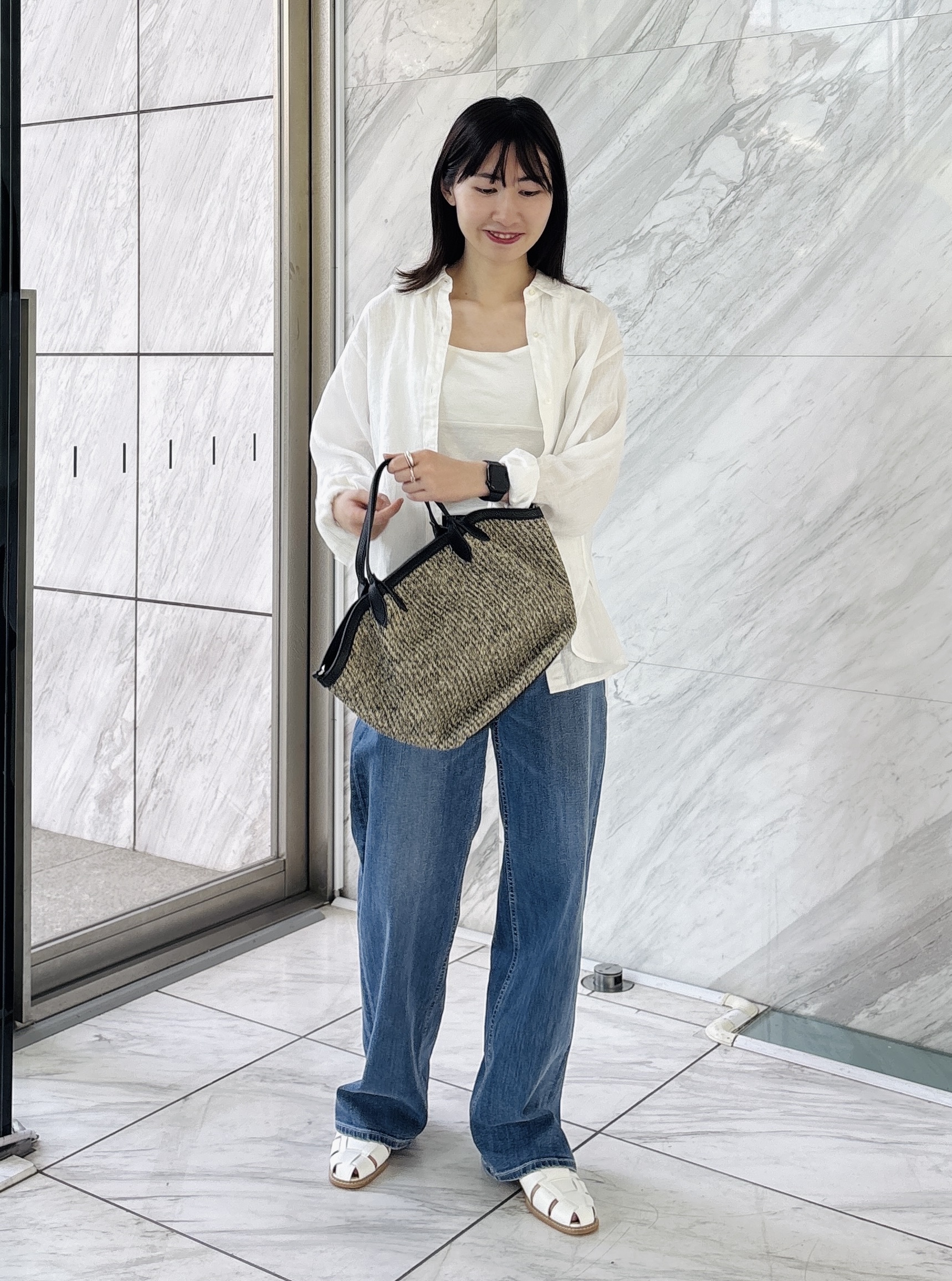 Yoshimiさんの「INDIVI｜【褒められデニム】ワイドストレート デニムパンツ」を使ったコーディネート
