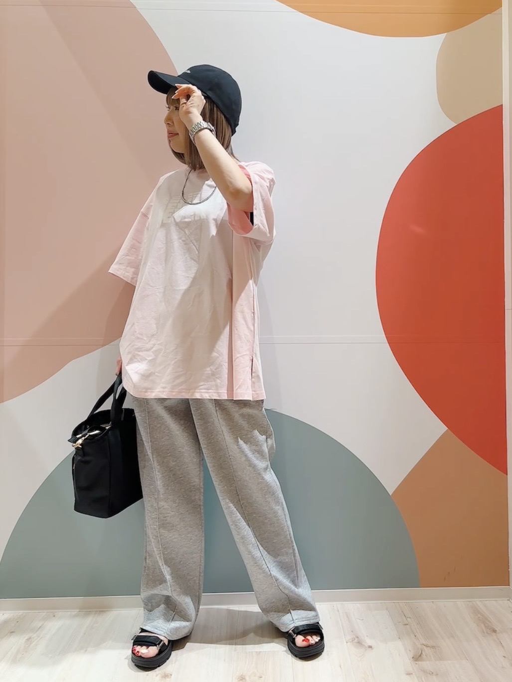 長男さんの「SHOO･LA･RUE｜【体型カバー】ゆるっとBIGアソートTシャツ」を使ったコーディネート