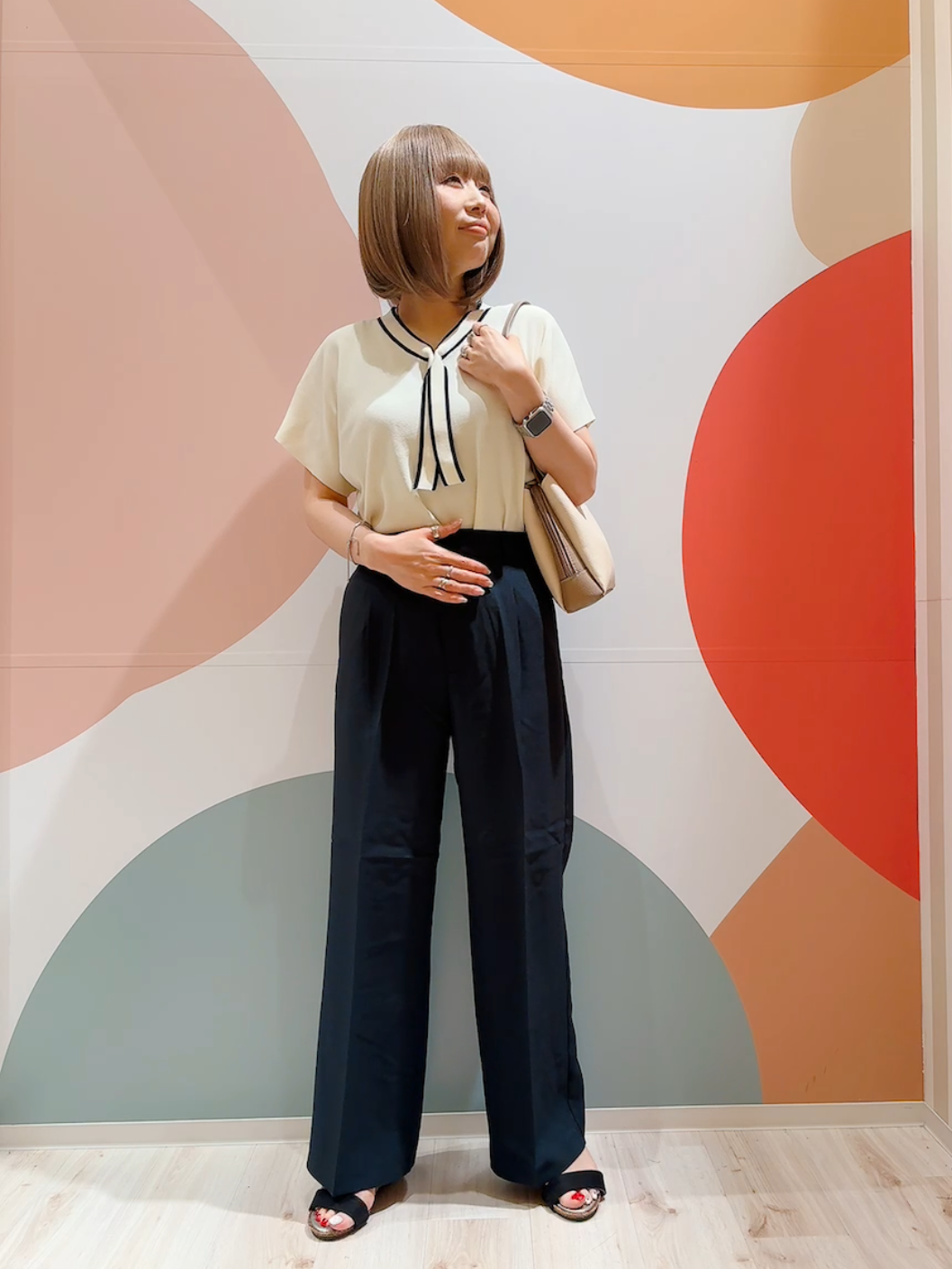 長男さんの「SHOO･LA･RUE｜【高レビュー/毎日洗える/UV】二の腕も隠せる 配色ボウタイニット」を使ったコーディネート