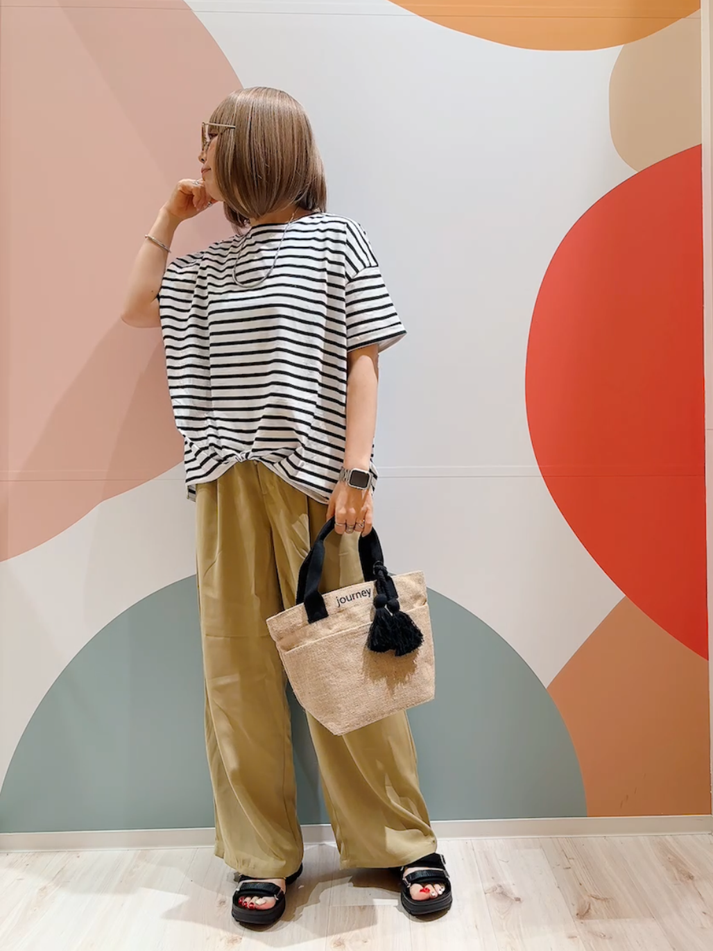 長男さんの「SHOO･LA･RUE｜【体型カバー/S-LL/洗濯機可】インせず決まる フロントタックデザインTシャツ」を使ったコーディネート