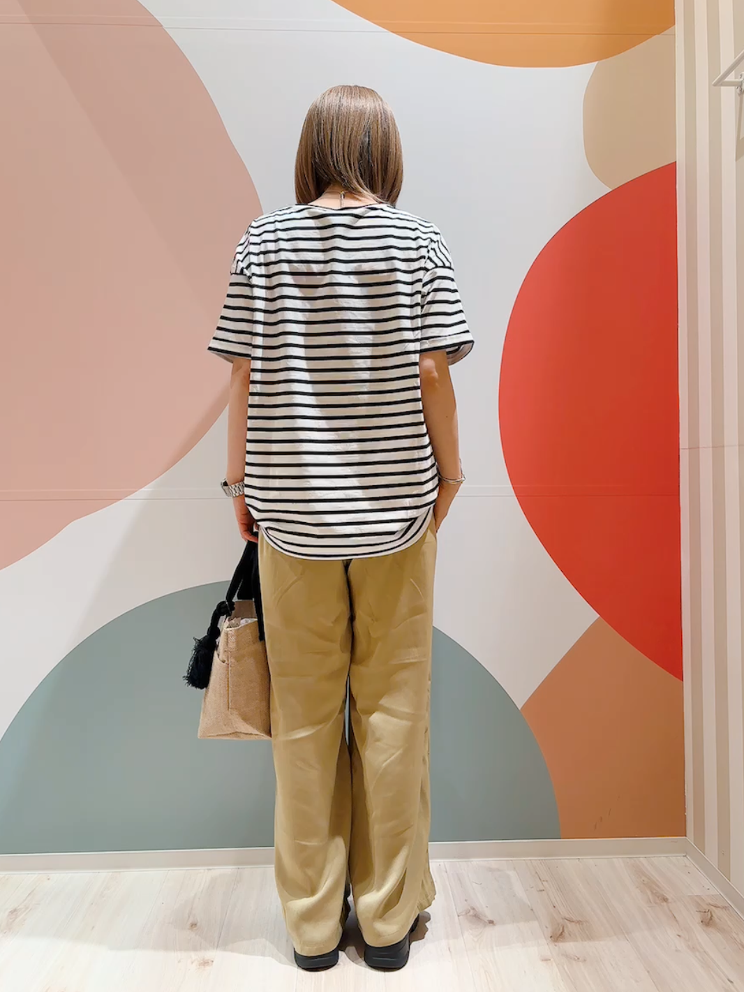 長男さんの「SHOO･LA･RUE｜【体型カバー/S-LL/洗濯機可】インせず決まる フロントタックデザインTシャツ」を使ったコーディネート