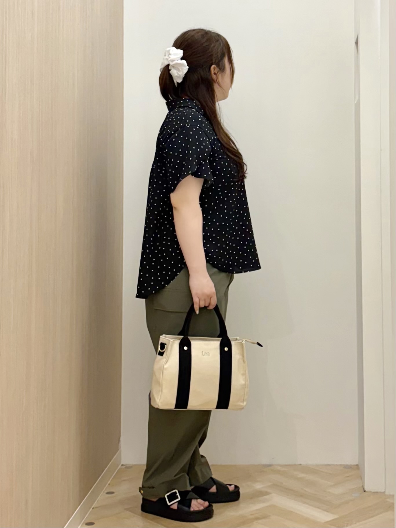 akariさんの「grove｜【洗濯機◎】さらっと着映える、バックデザインブラウス」を使ったコーディネート