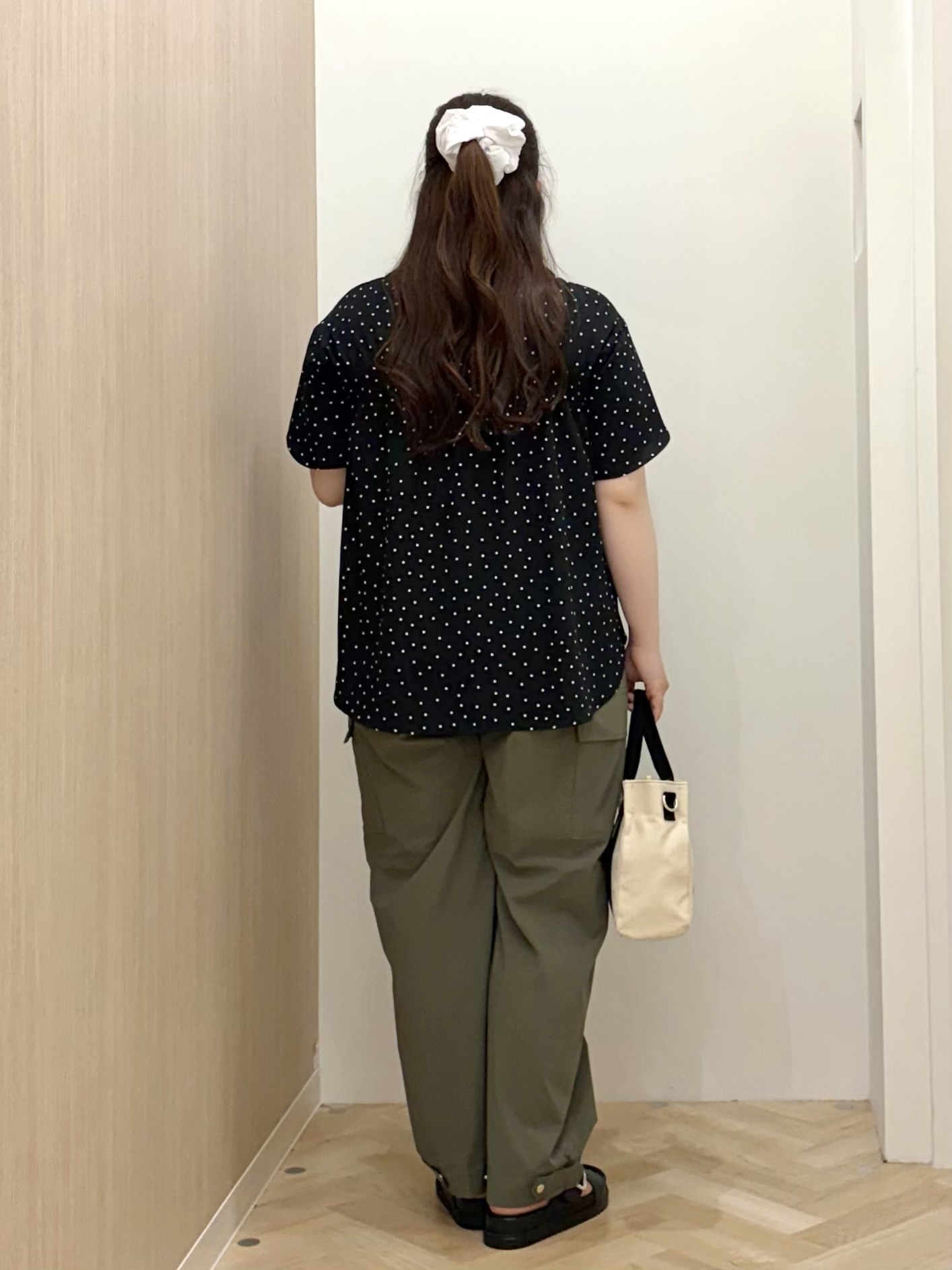 akariさんの「grove｜【洗濯機◎】さらっと着映える、バックデザインブラウス」を使ったコーディネート