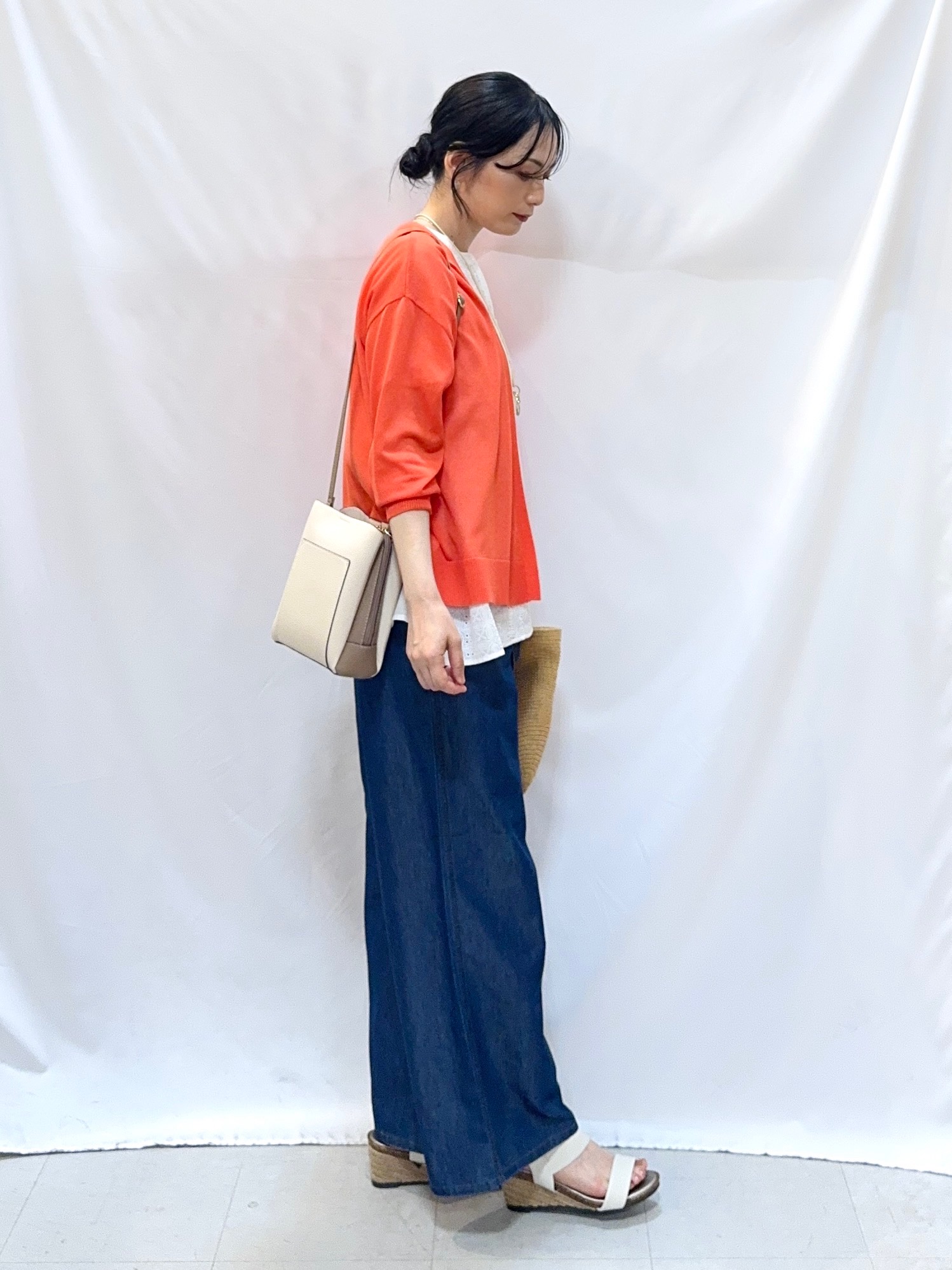 𝐇𝐢𝐫𝐨𝐦𝐢さんの「SHOO･LA･RUE｜【洗濯機可/S-LL】オンにもオフにも マルチに使えるボタンレスカーディガン」を使ったコーディネート