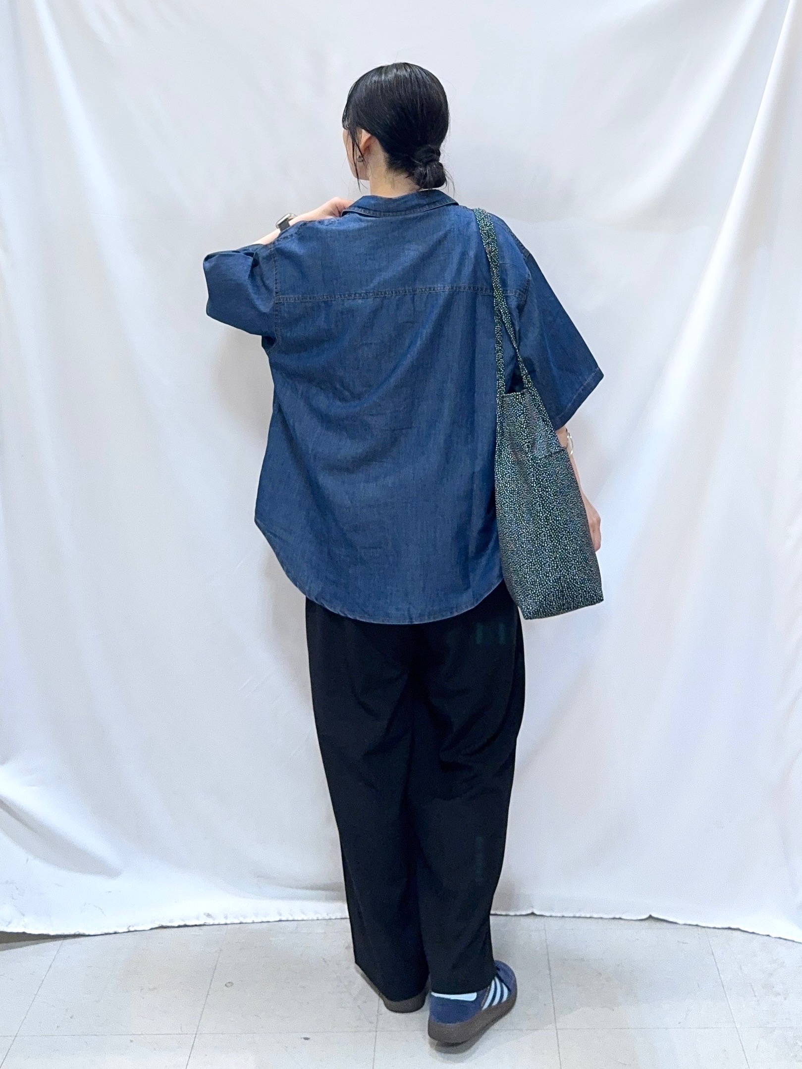 𝐇𝐢𝐫𝐨𝐦𝐢さんの「SHOO･LA･RUE｜【セットアップ可/S-LL】ライトオンスデニム 5分袖シャツ」を使ったコーディネート