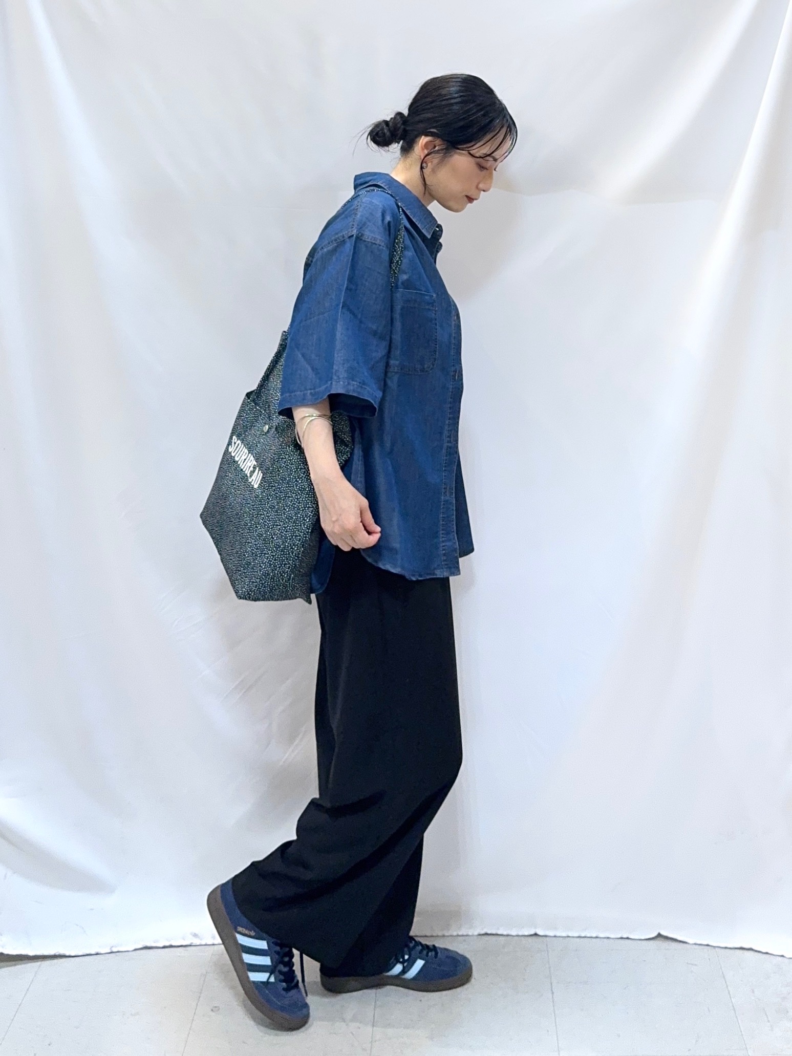 𝐇𝐢𝐫𝐨𝐦𝐢さんの「SHOO･LA･RUE｜【セットアップ可/S-LL】ライトオンスデニム 5分袖シャツ」を使ったコーディネート