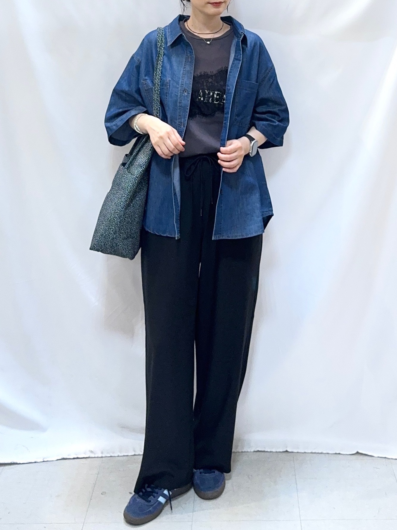 𝐇𝐢𝐫𝐨𝐦𝐢さんの「SHOO･LA･RUE｜【セットアップ可/S-LL】ライトオンスデニム 5分袖シャツ」を使ったコーディネート