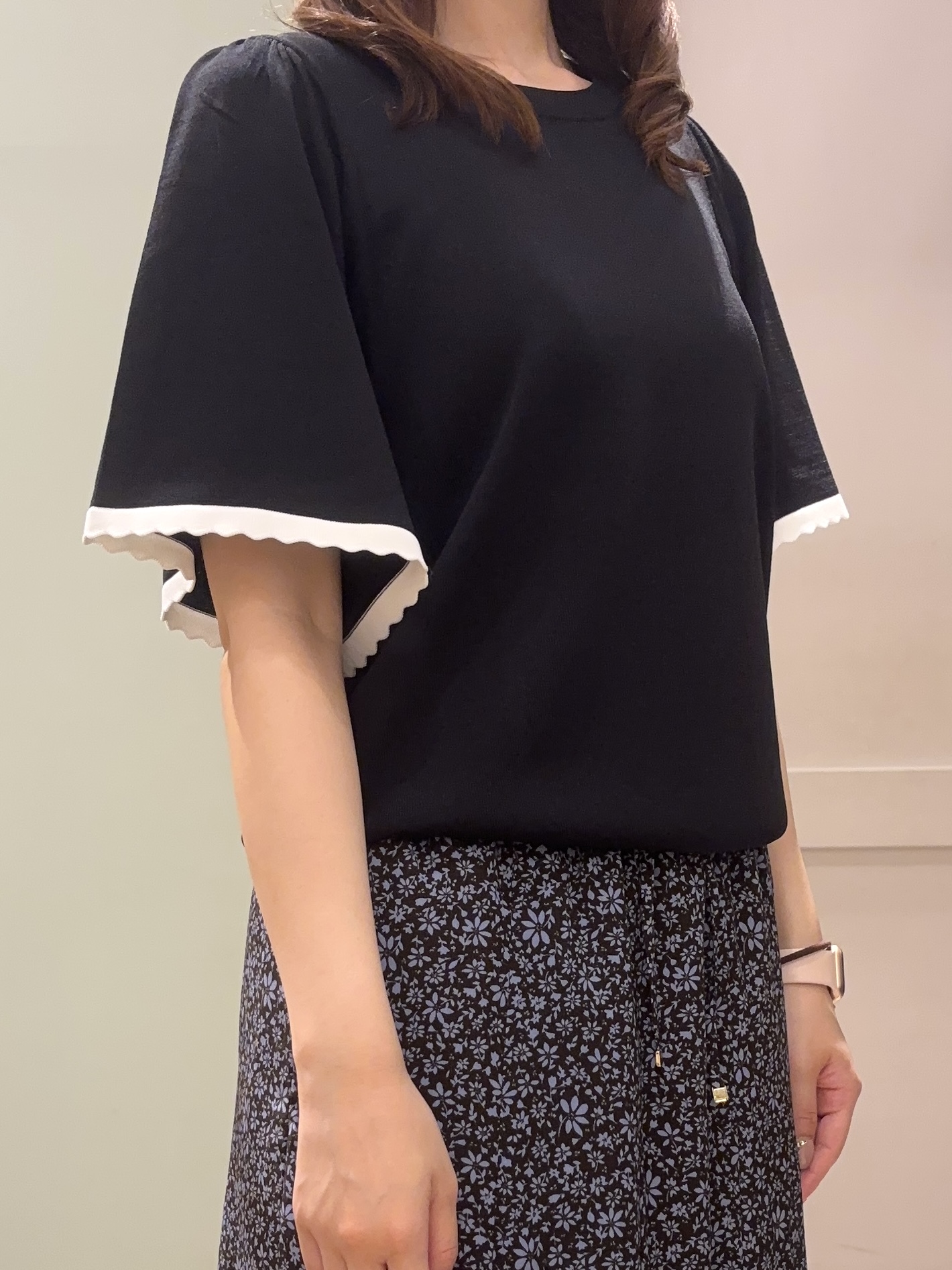 しばみさんの「grove｜高評価！【シリーズ累計36万枚！名品ニット】やわらかドライタッチ スカラップスリーブニット」を使ったコーディネート